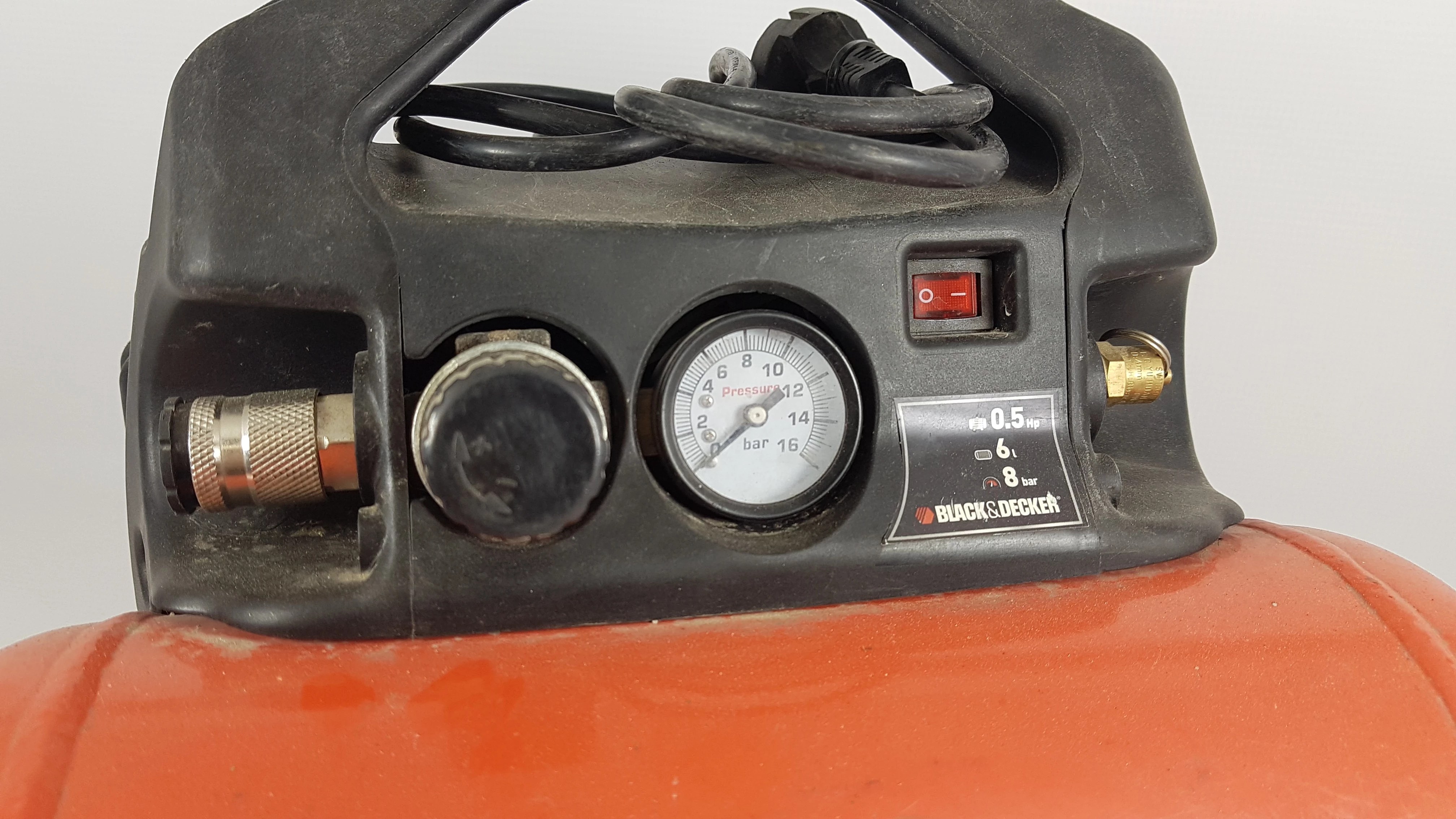 kompresor-bezolejowy-6l-8bar-black-decker-bd-556-stan-uzywany