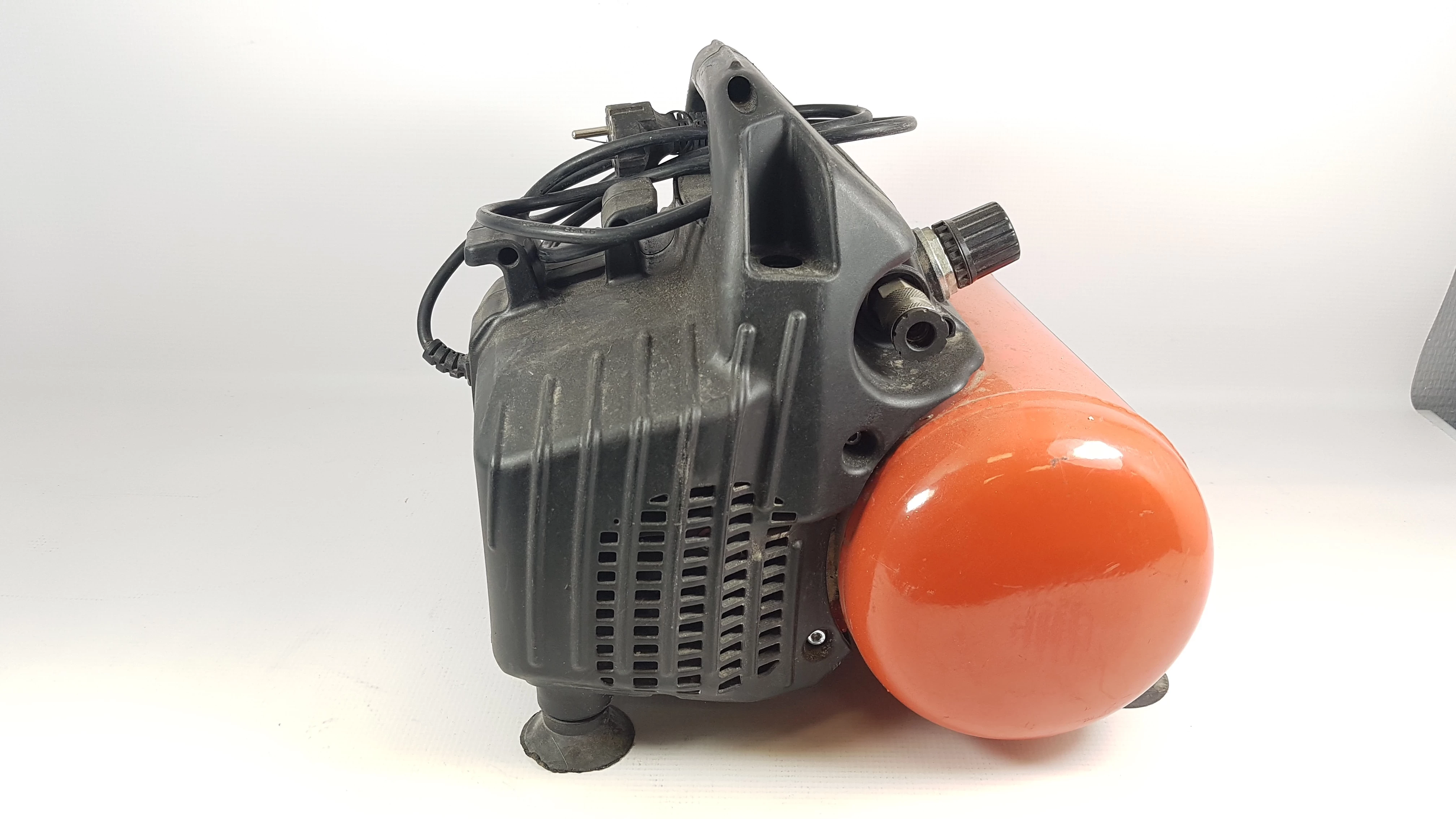 kompresor-bezolejowy-6l-8bar-black-decker-bd-556-moc-kw-03