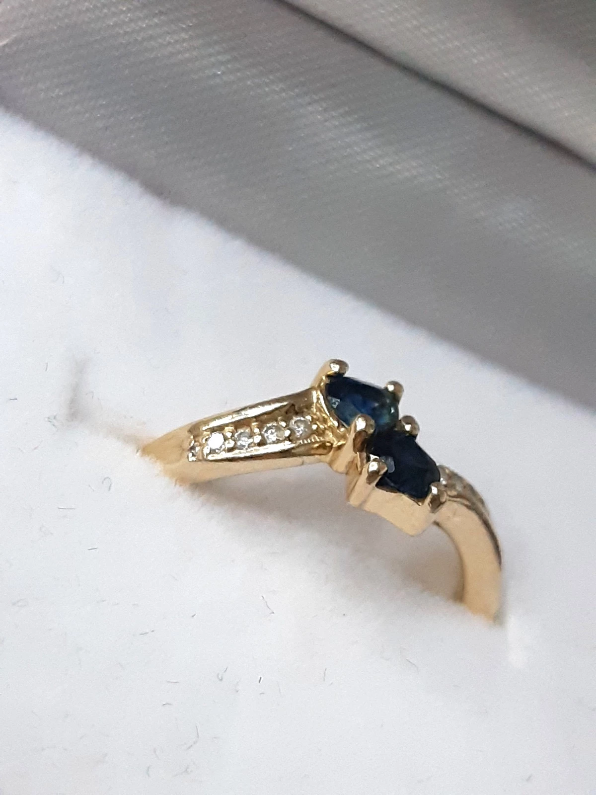 zloty-pierscionek-585-260g-10x-brylant-2x-szafir-stan-11323-2