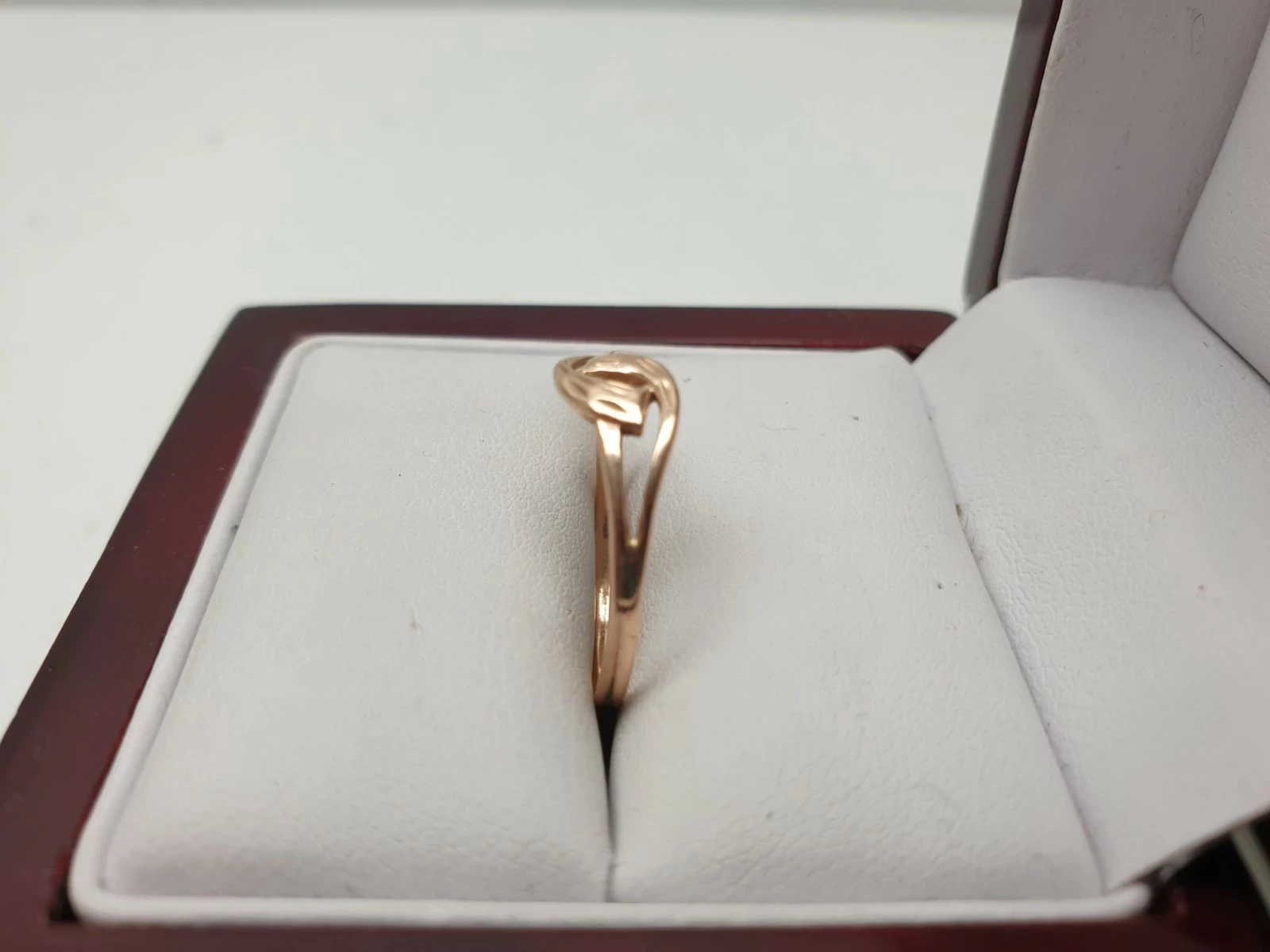 zloty-pierscionek-material-zloto