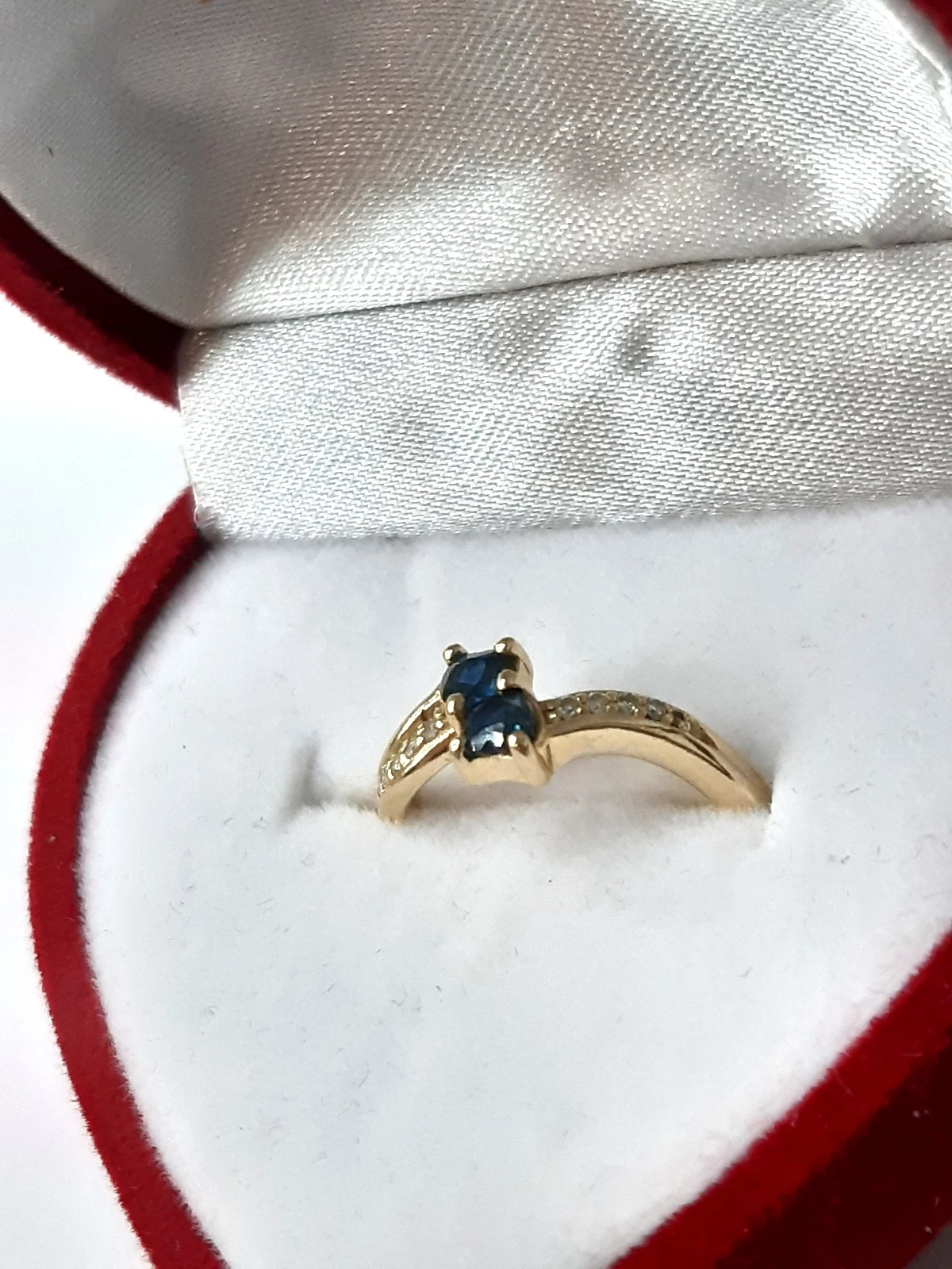 zloty-pierscionek-585-260g-10x-brylant-2x-szafir-ean-gtin-5905235810859