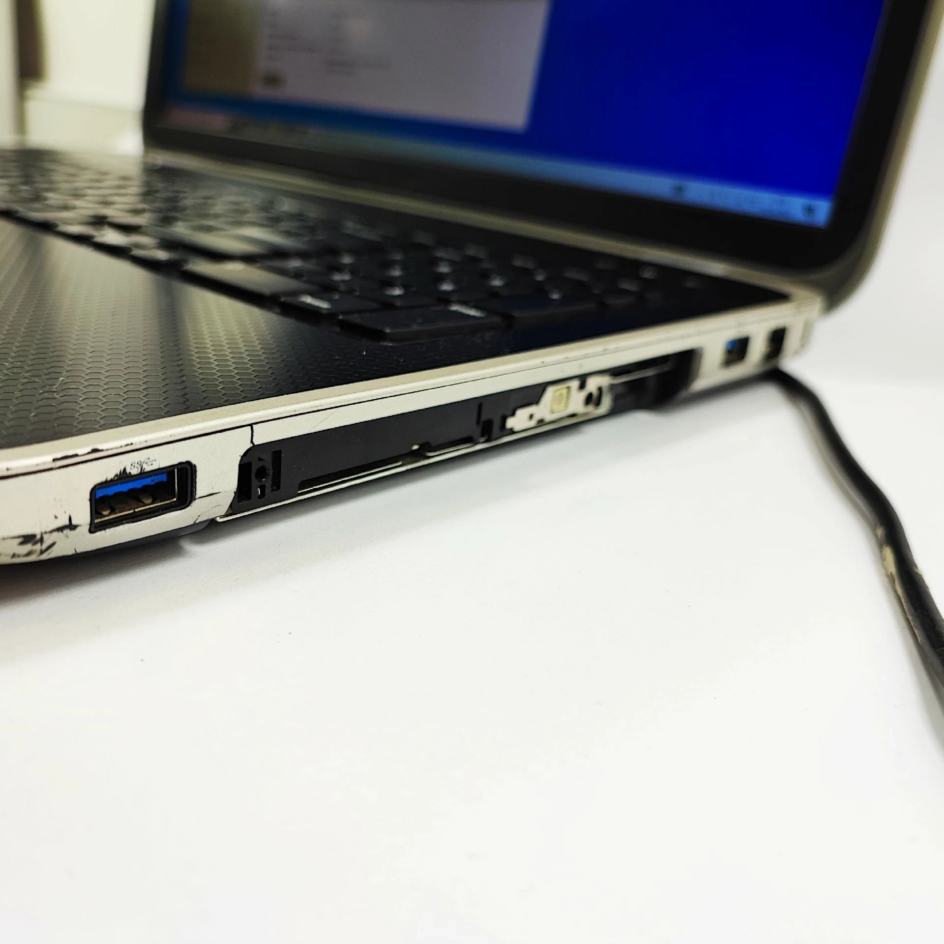 dell-inspirion-7720-i7-16-gb-ram-1tb-hdd-128-ssd-liczba-rdzeni-procesora-4