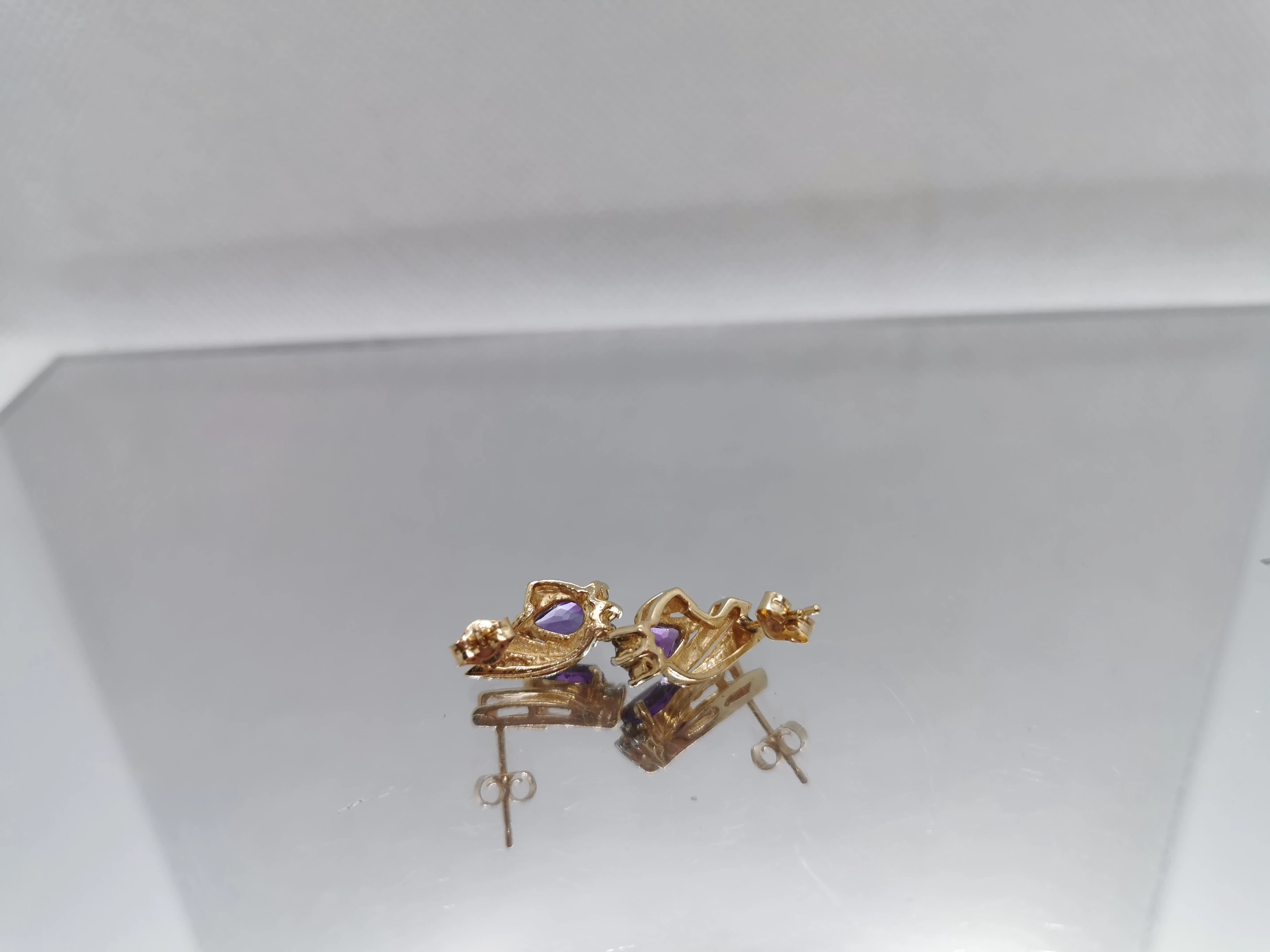 zlote-kolczyki-z-fioletowym-oczkiem-335g585-motyw-brak