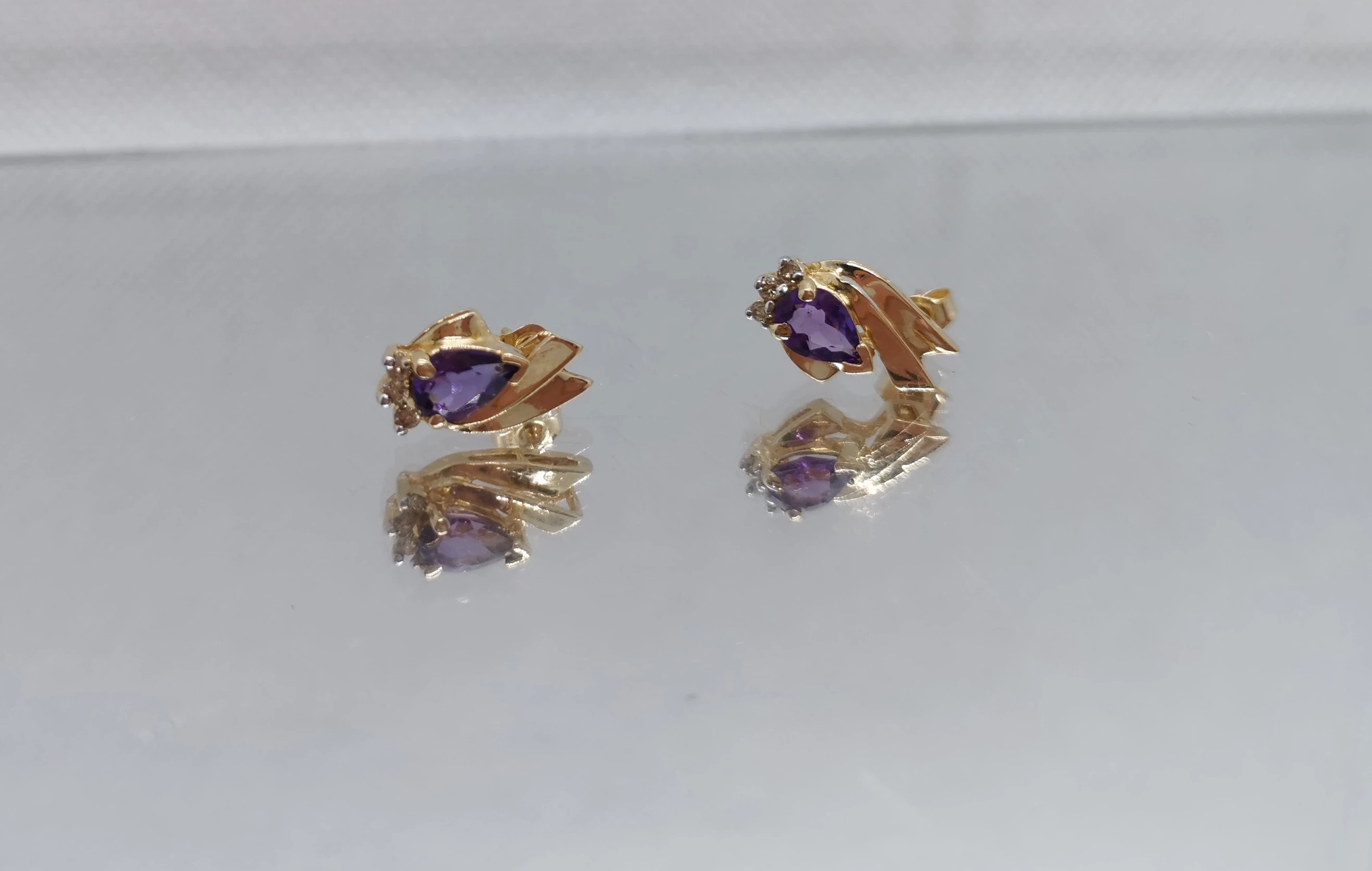 zlote-kolczyki-z-fioletowym-oczkiem-335g585-material-zloto