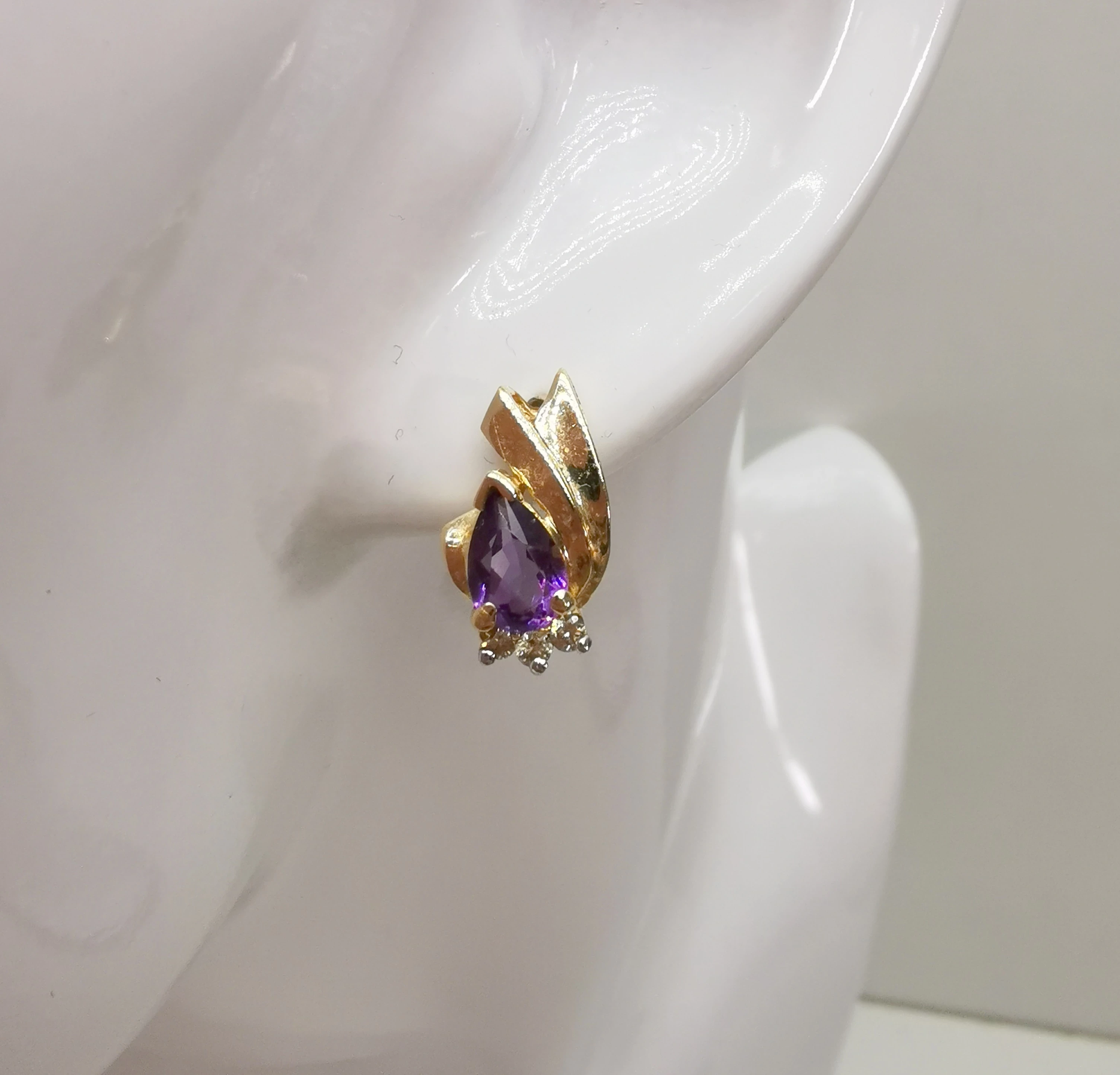 zlote-kolczyki-z-fioletowym-oczkiem-335g585-marka-inna-marka