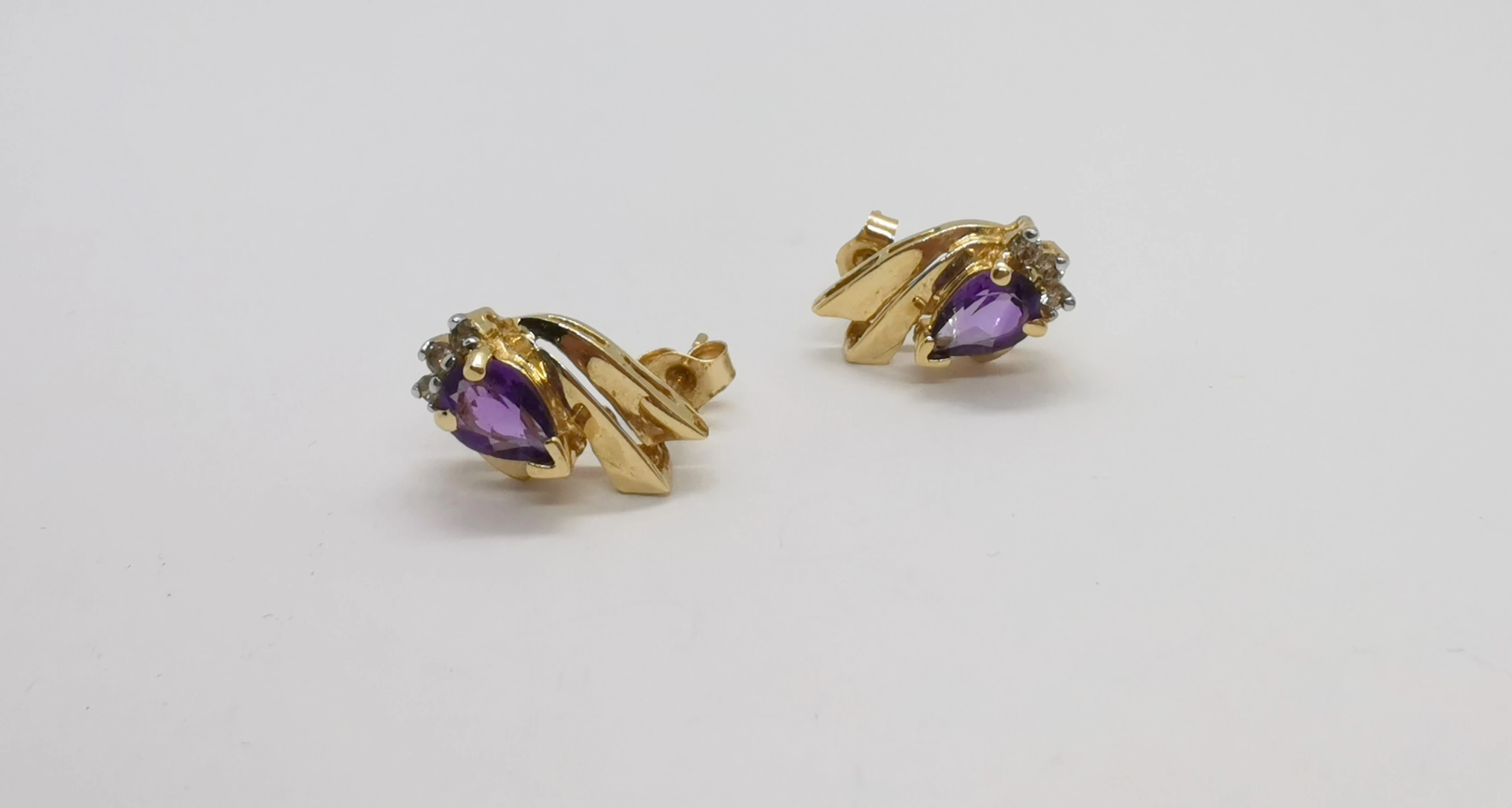 zlote-kolczyki-z-fioletowym-oczkiem-335g585-gen-augusta-emila-fieldorfa-nila-2c-ostroleka