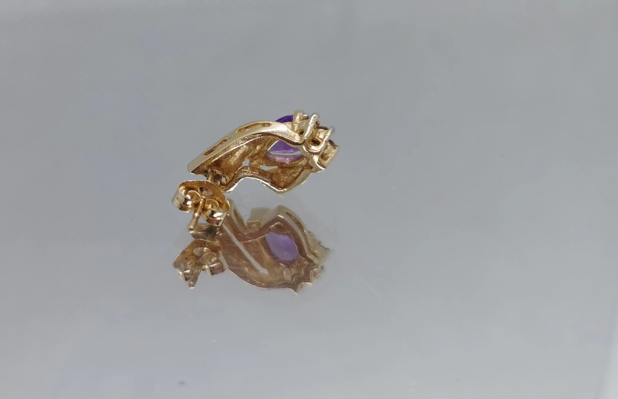 zlote-kolczyki-z-fioletowym-oczkiem-335g585-kamien-cyrkonia