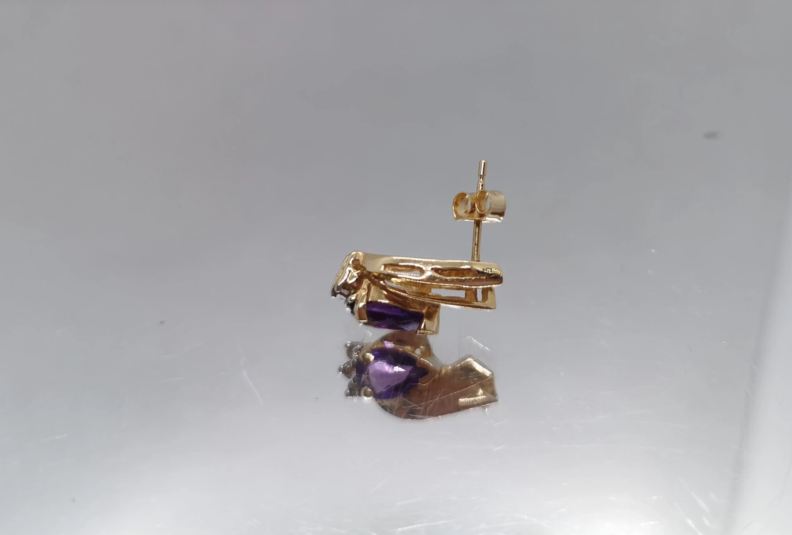 zlote-kolczyki-z-fioletowym-oczkiem-335g585-kolor-dominujacy-zloty