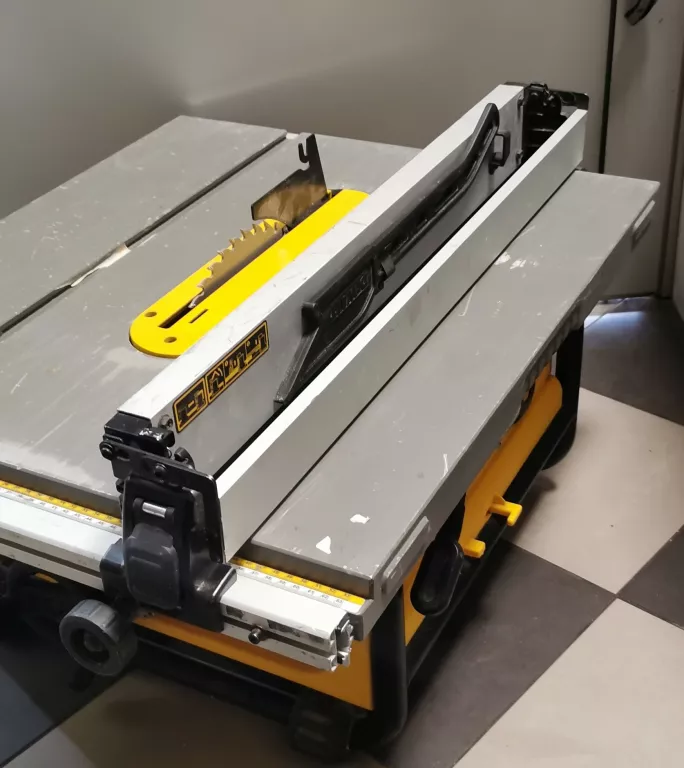 PILARKA STOŁOWA DEWALT DW745-QS