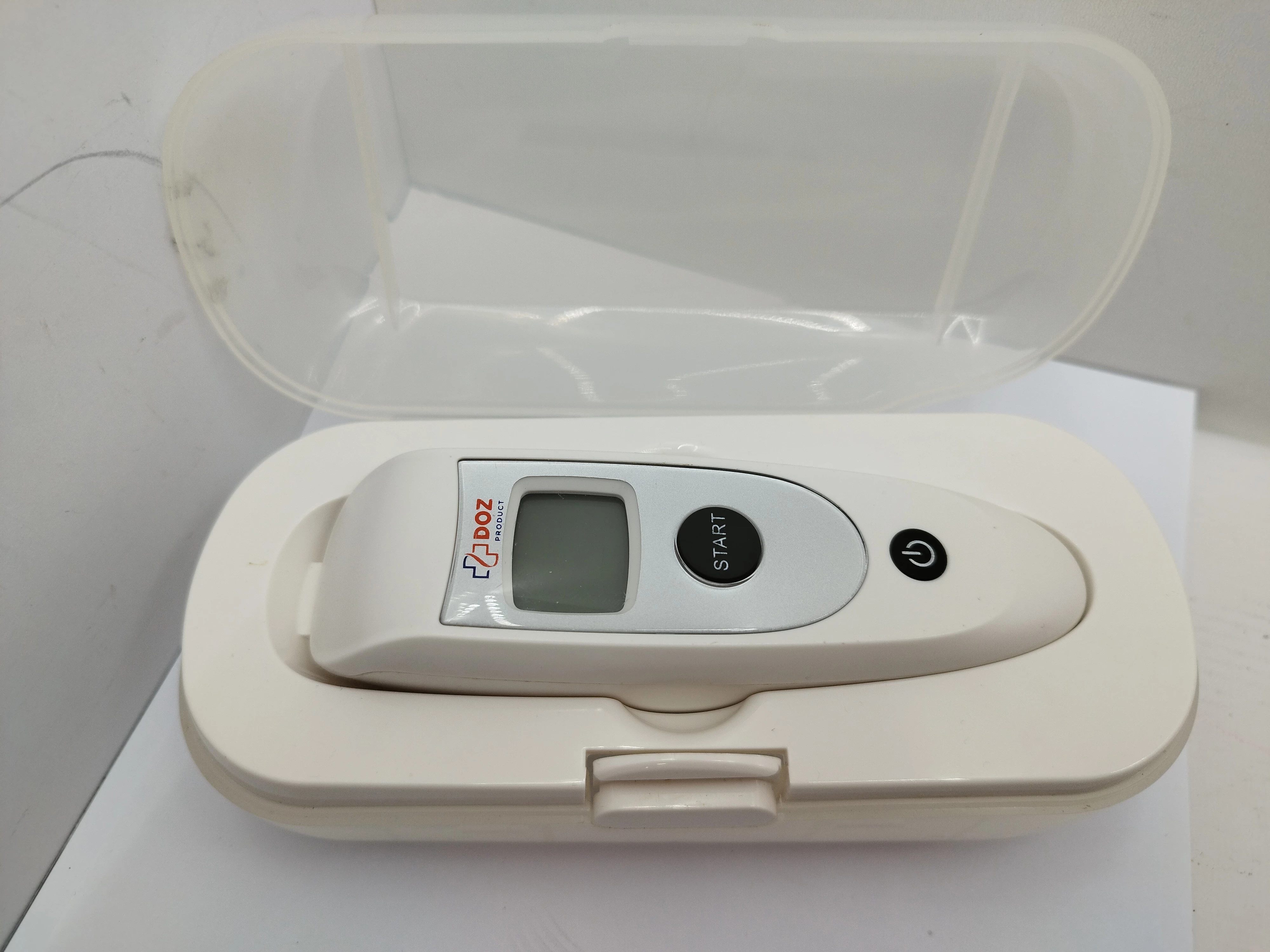 termometr-bezdotykowy-doz-pudelko-wyswietlacz-lcd