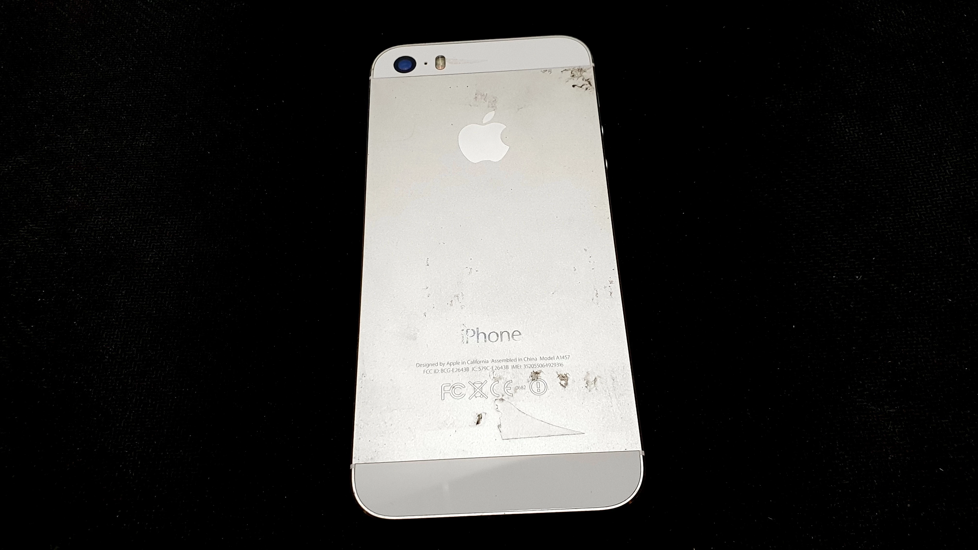 telefon-iphone-5s-bialy-uszkodzony-nie-laduje-sie-nie-wlacza-kolor-bialy