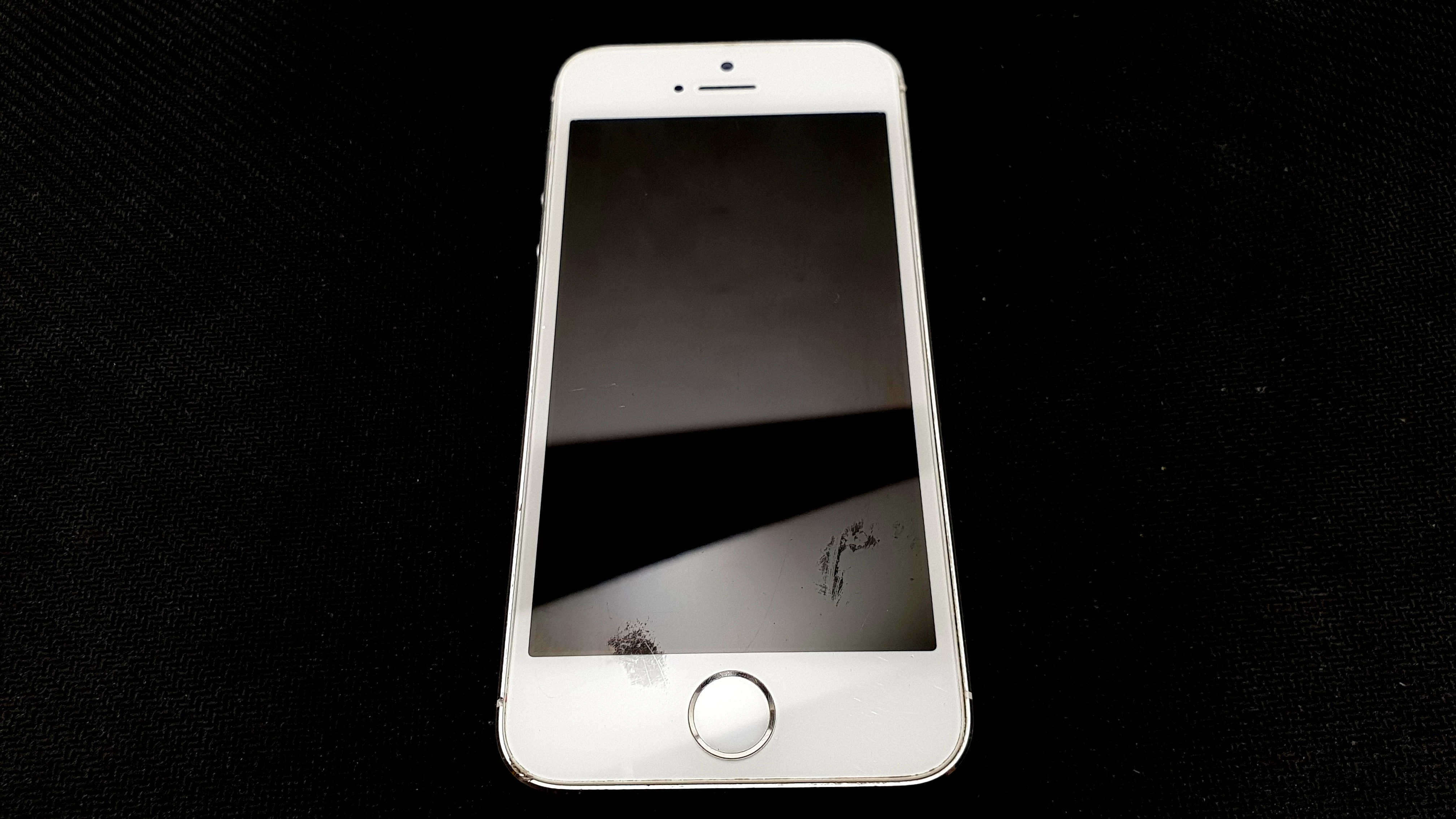 telefon-iphone-5s-bialy-uszkodzony-nie-laduje-sie-nie-wlacza-warszawska-162-lomianki