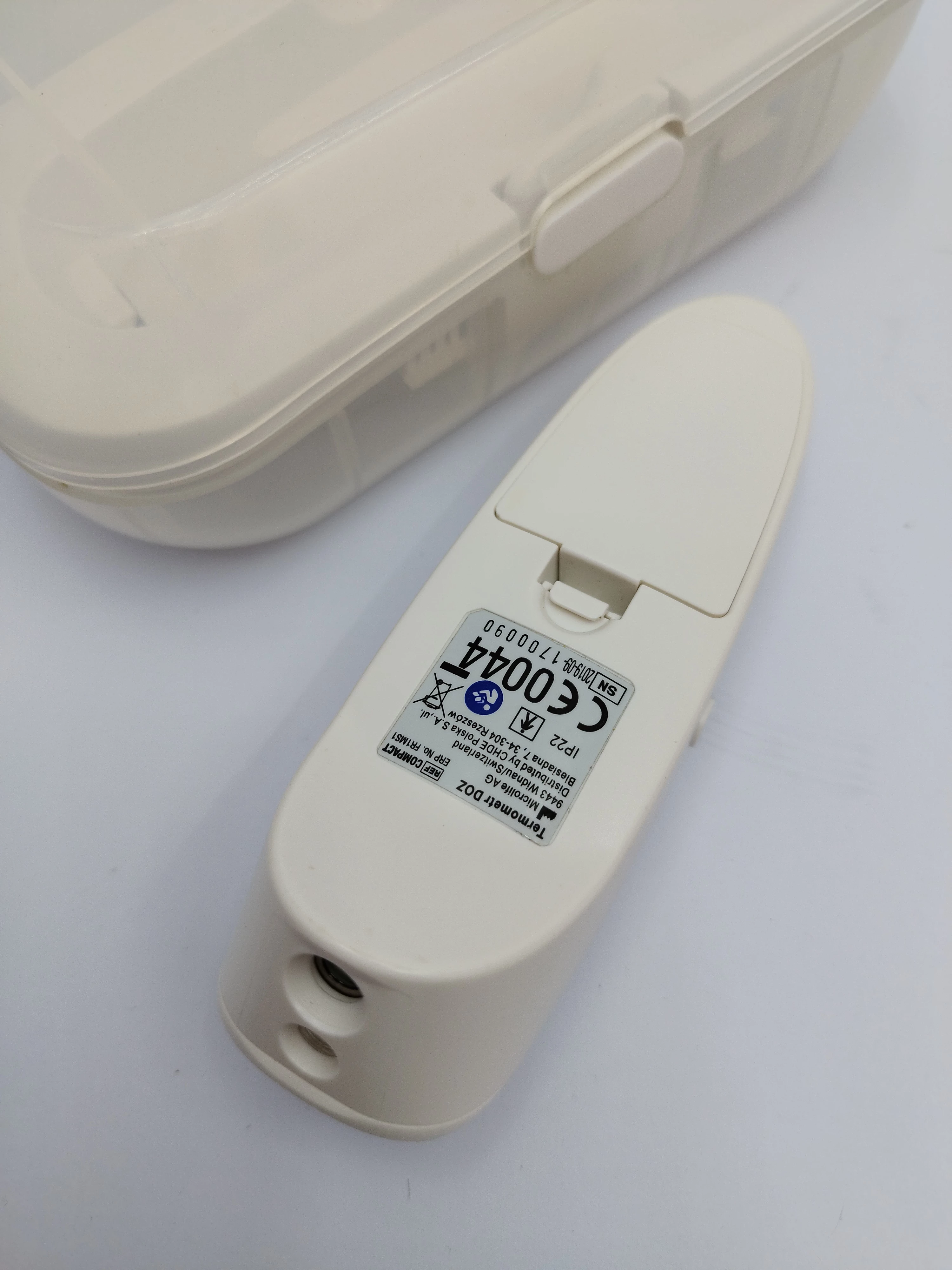 termometr-bezdotykowy-doz-pudelko-stan-uzywany