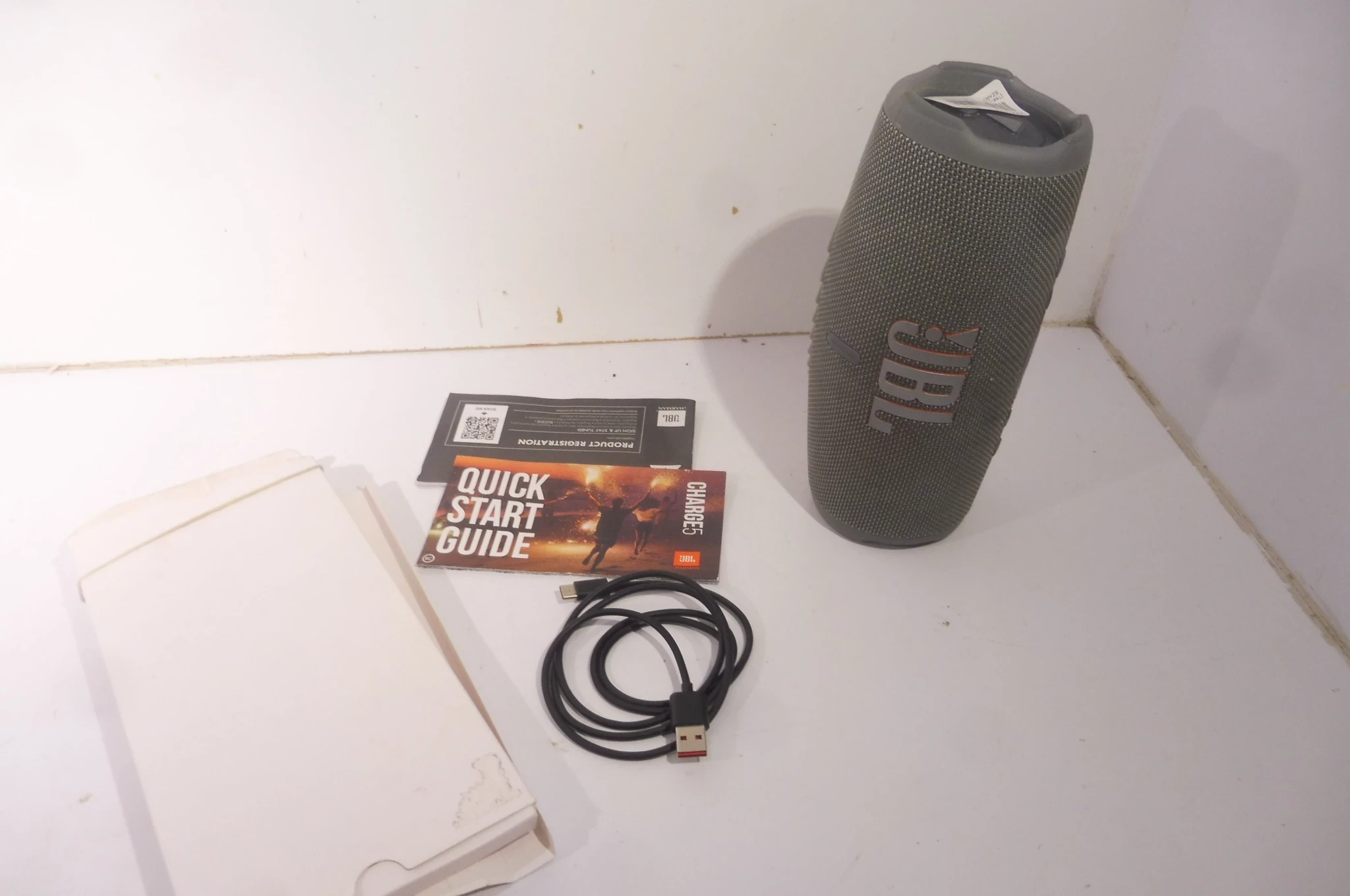 glosnik-jbl-charge-5-szary-funkcje-brak