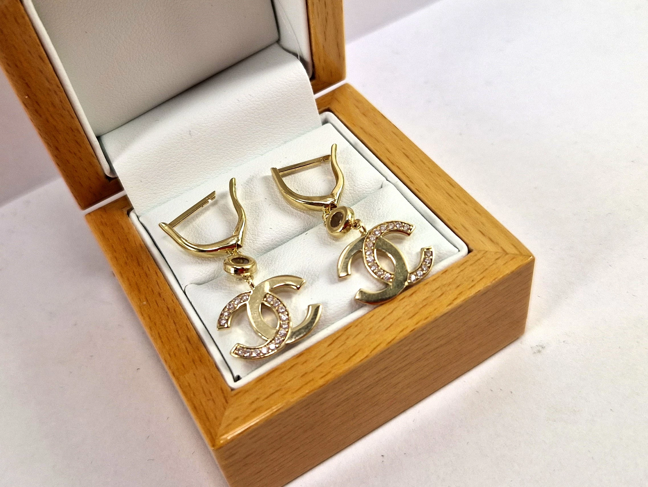 zlote-kolczyki-chanel-z-cyrkoniami-p585-388g-rodzaj-wyrob-jubilerski