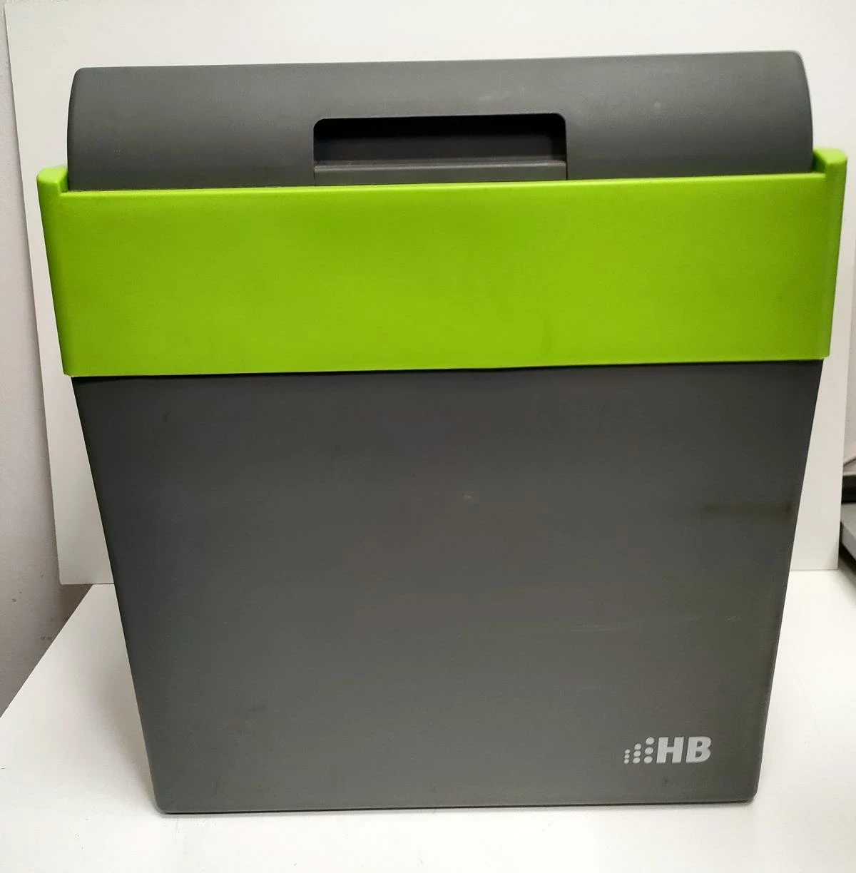 lodowka-turystyczna-do-auta-hb-pc1030-przewody-kolor-dominujacy-odcienie-szarosci