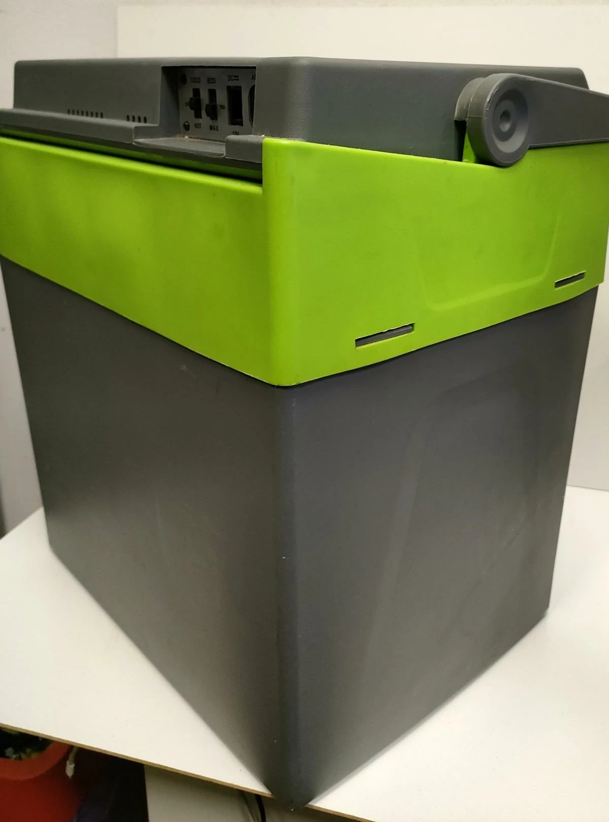 lodowka-turystyczna-do-auta-hb-pc1030-przewody-zasilanie-gniazdo-zapalniczki-samochodowej-12-v