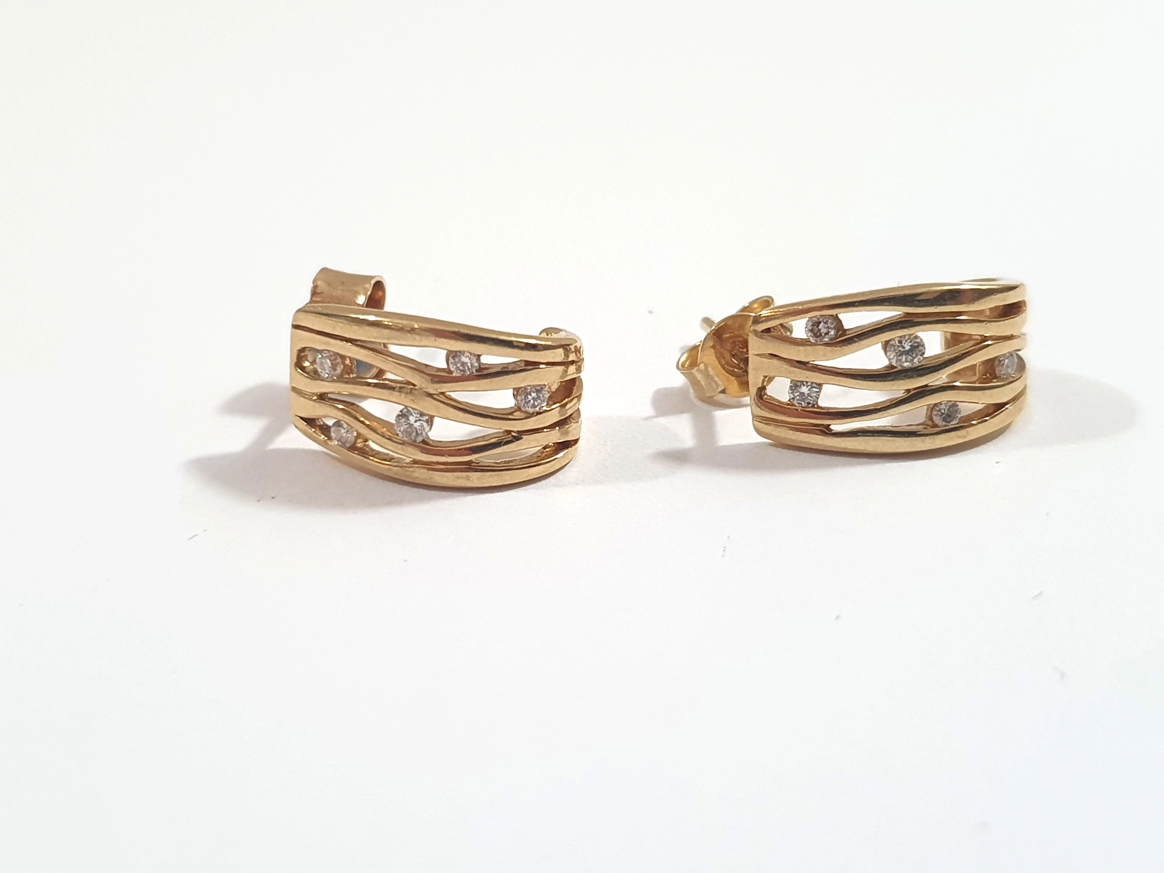 zlote-kolczyki-z-brylantami-rodzaj-bigla-typ-lira