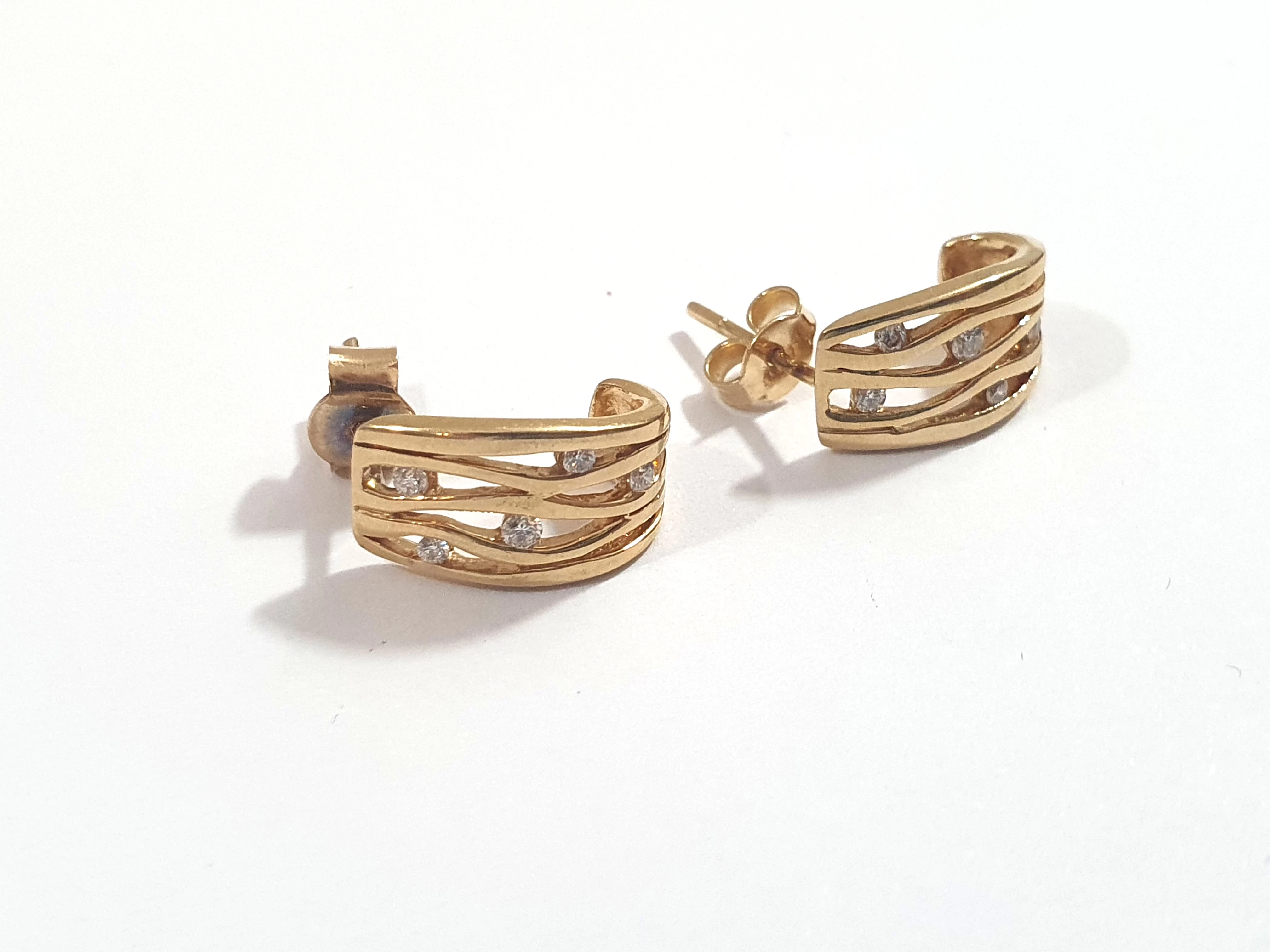 zlote-kolczyki-z-brylantami-kolor-dominujacy-zloty