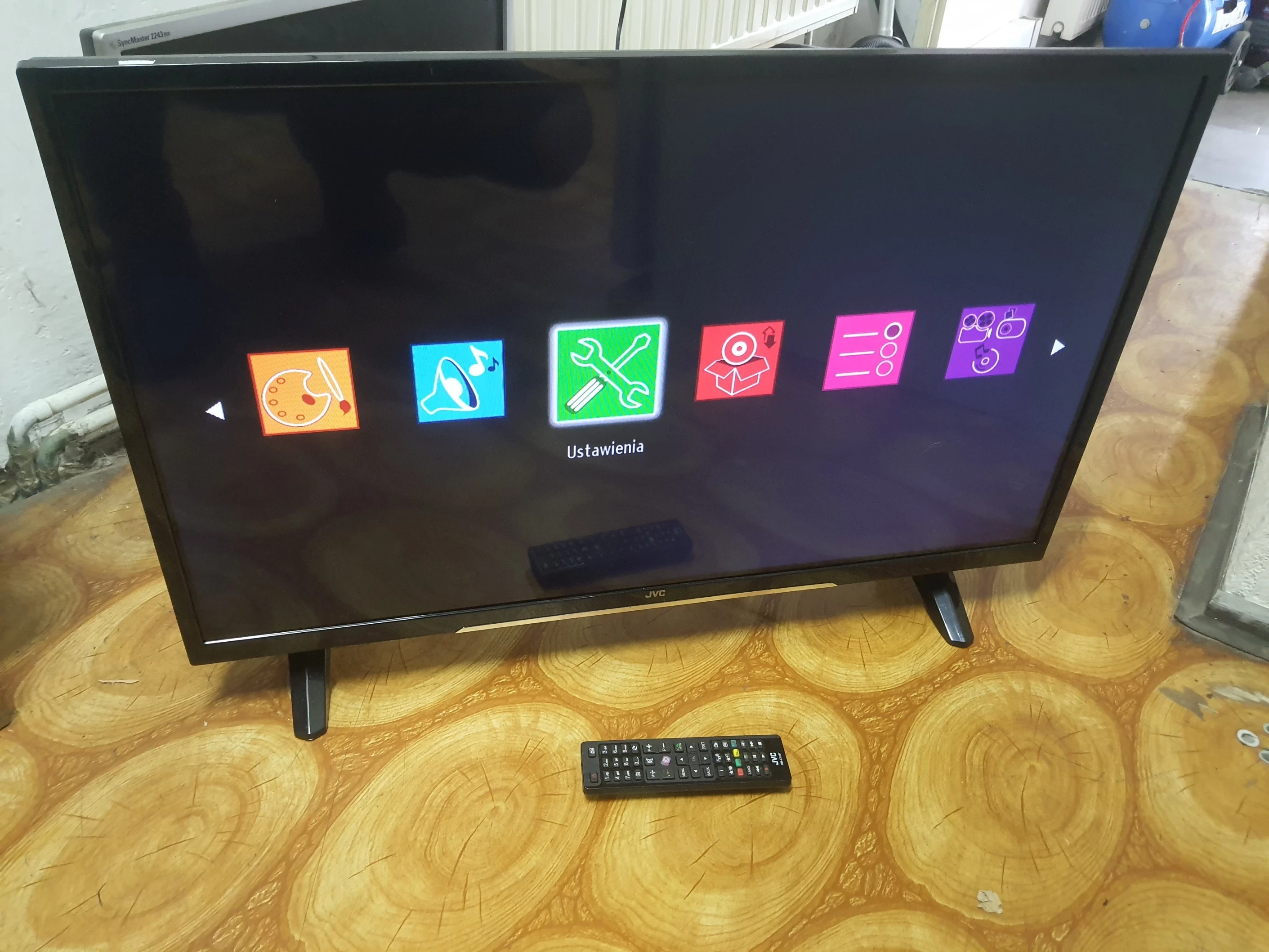 tv-jvc-lt-32v250-we-pilot-marka-jvc