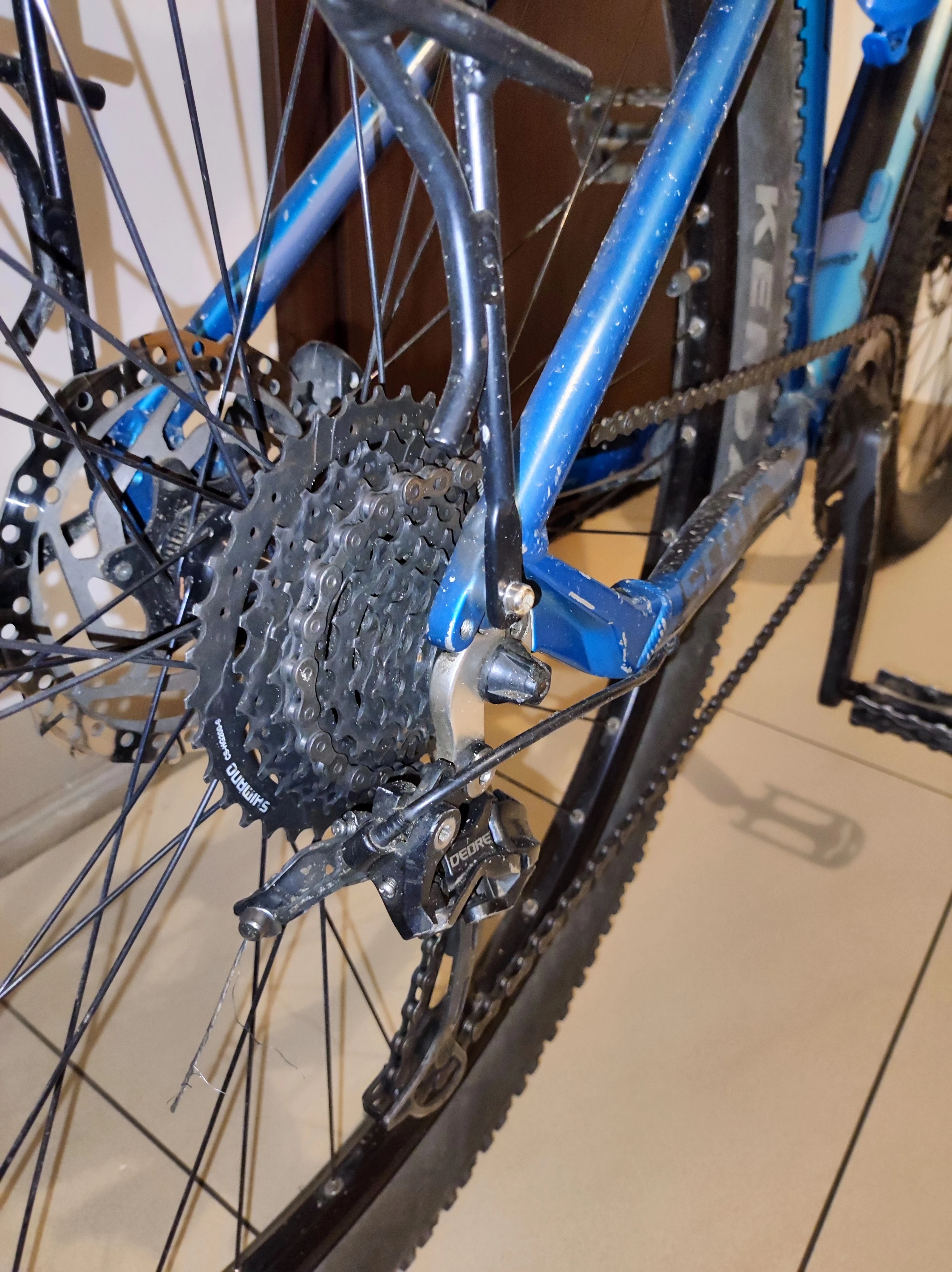 rower-scott-niebieski-6061-z-koszykiem-marka-scott