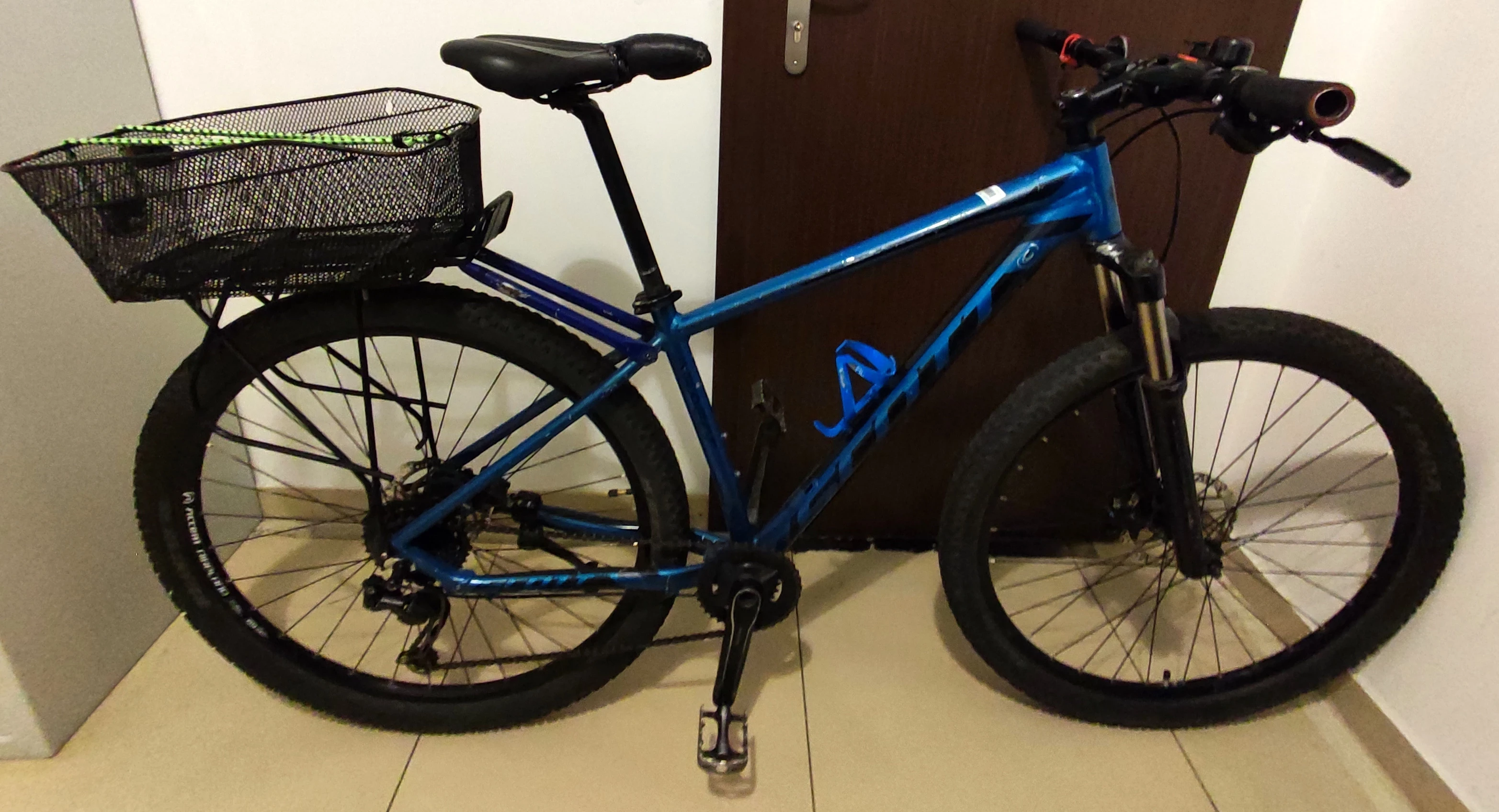 rower-scott-niebieski-6061-z-koszykiem-kod-producenta-12qw