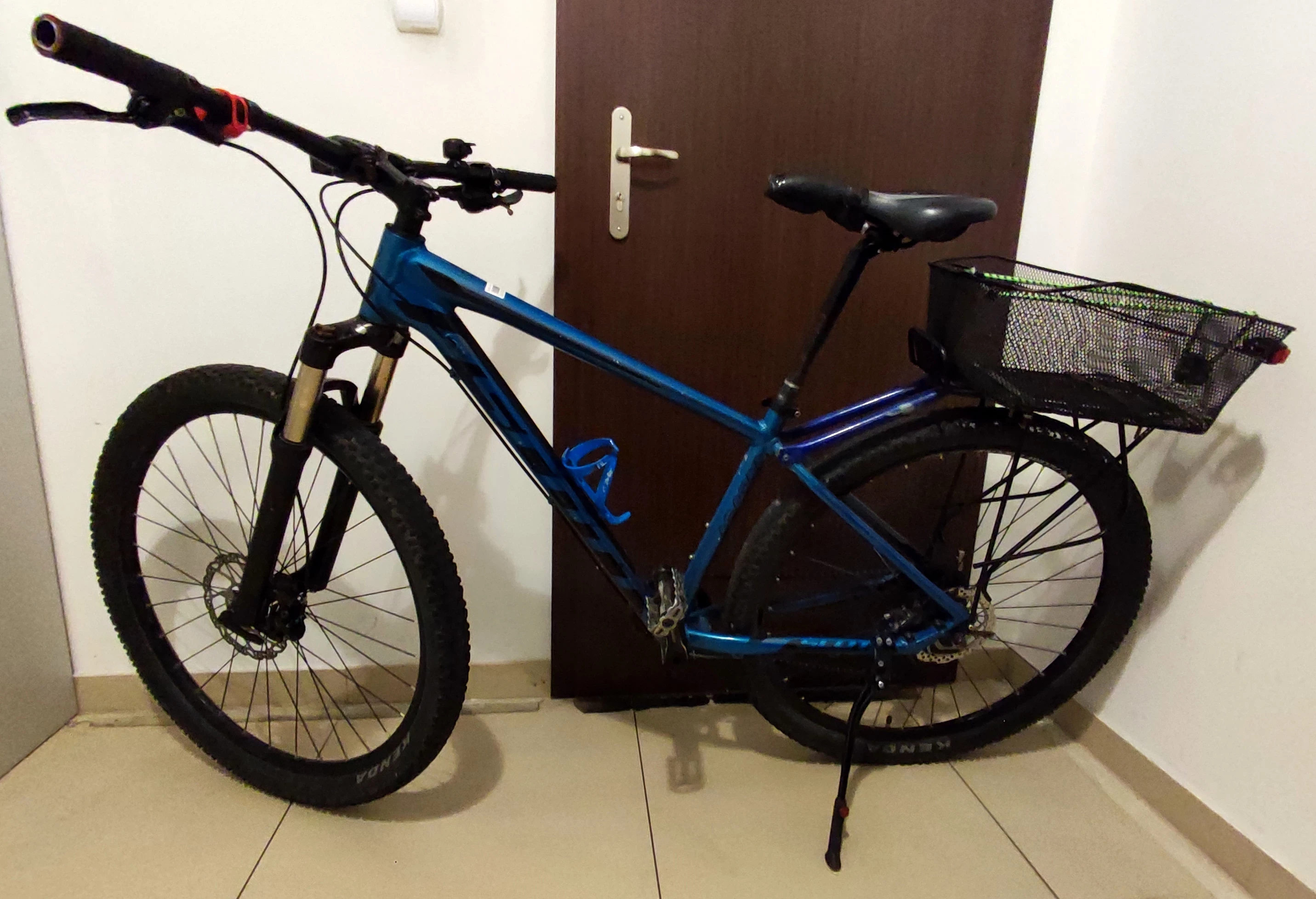 rower-scott-niebieski-6061-z-koszykiem-stan-uzywany