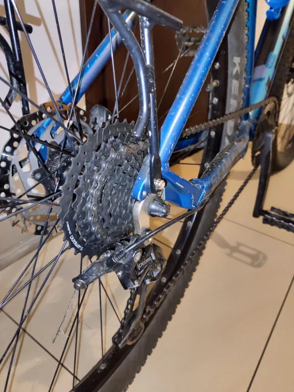 rower-scott-niebieski-6061-z-koszykiem-marka-scott