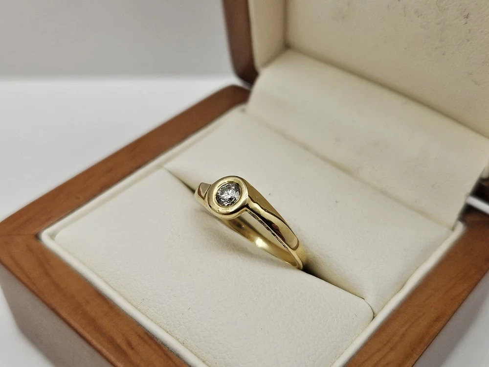 zloty-pierscionek-z-brylantem-208g-p585-r11-stan-11323-2