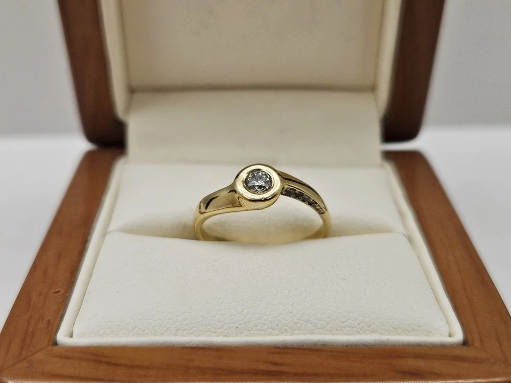 zloty-pierscionek-z-brylantem-208g-p585-r11-material-15835-2