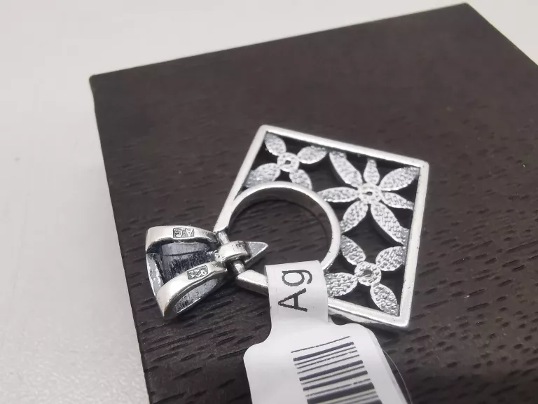 srebrna-zawieszka-romb-417g925-motyw-brak