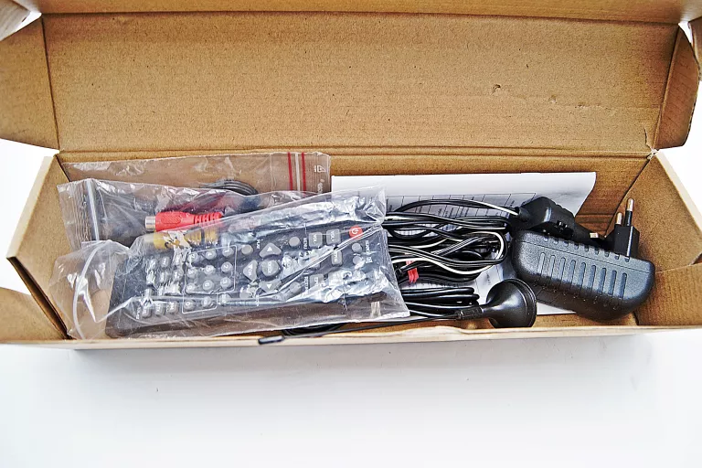 TELEWIZOR KAMPER SAMOCHODOWY LED LEADSTAR D12