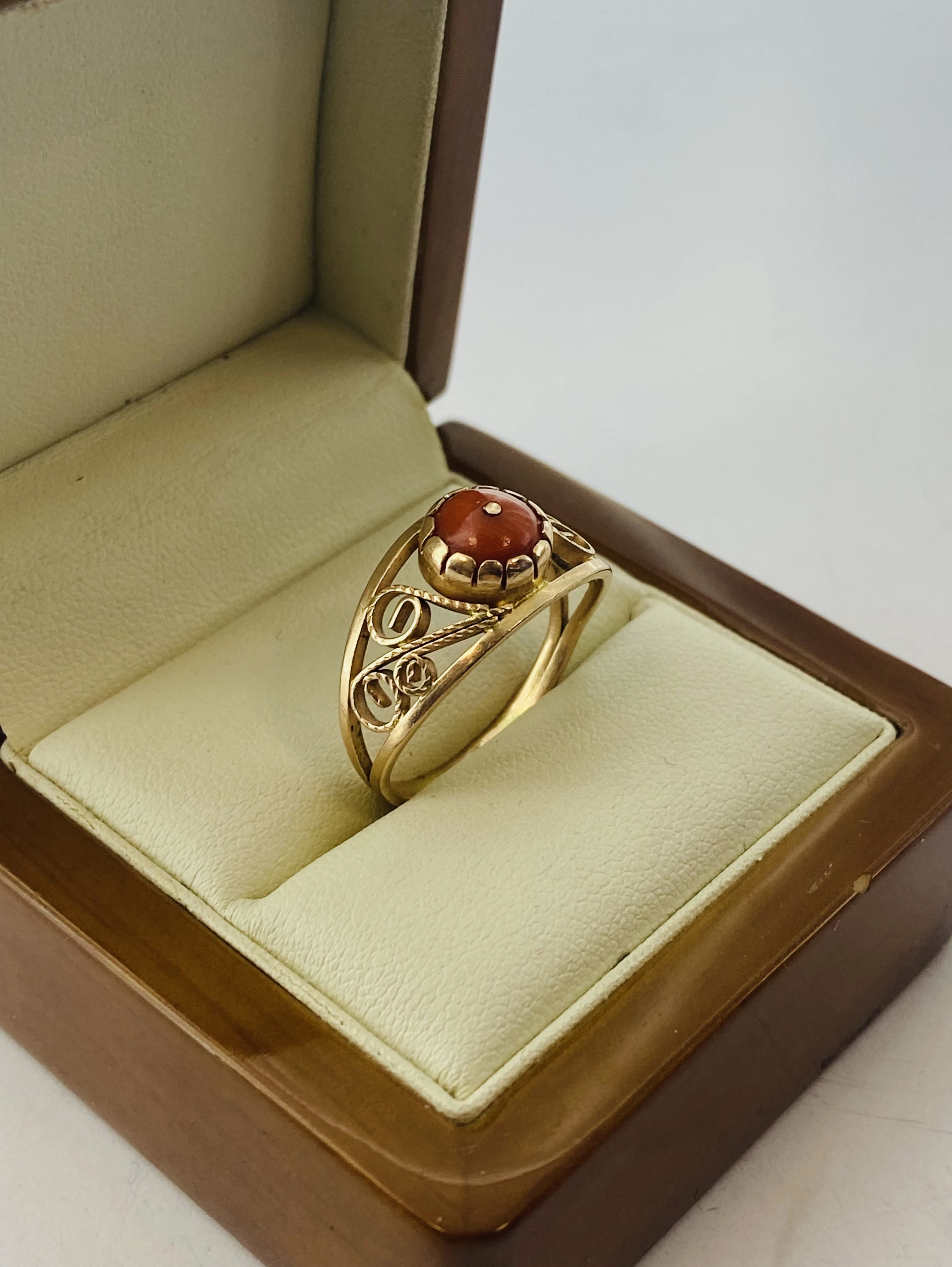 uzywany-zloty-pierscionek-z-koralem-p583407g-rodzaj-wyrob-jubilerski