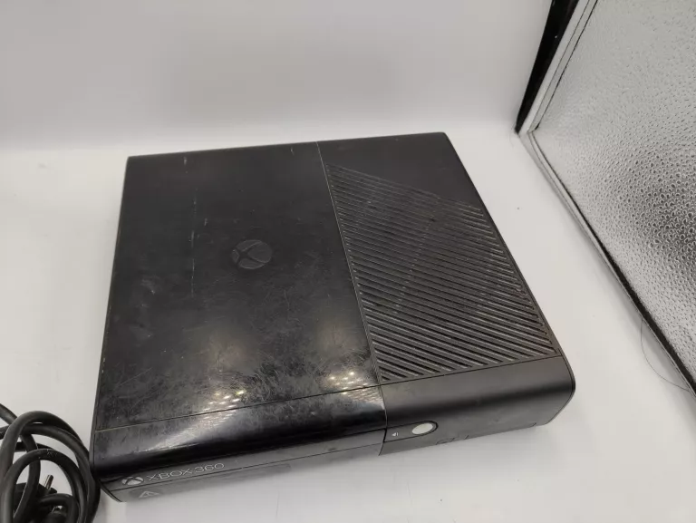 KONSOLA XBOX 360 E 4GB + 500GB