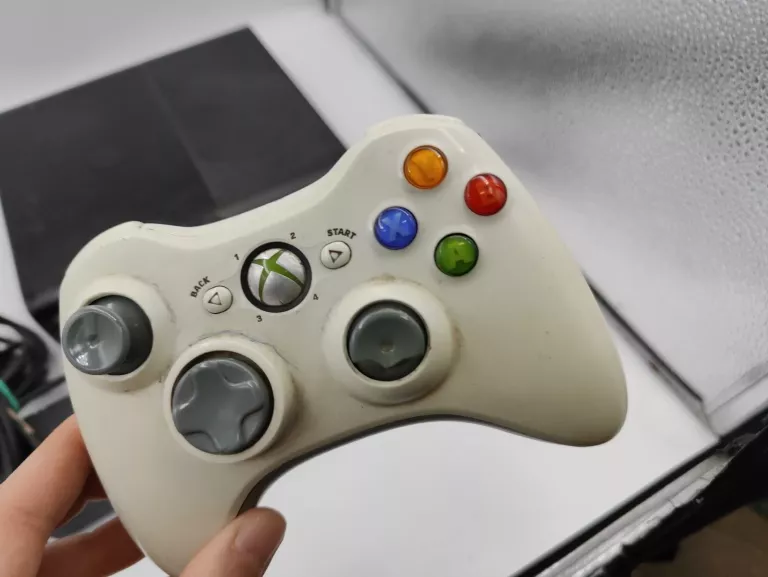 KONSOLA XBOX 360 E 4GB + 500GB
