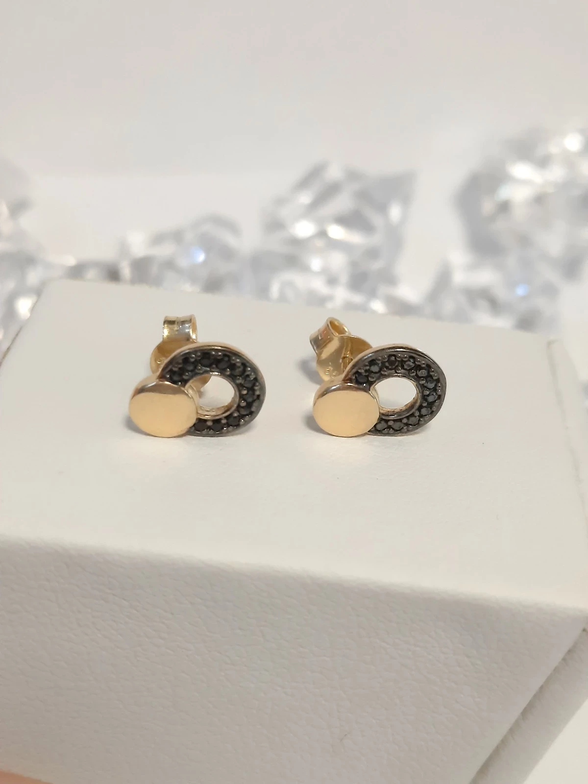 zlote-kolczyki-czarne-oczka-14k-rodzaj-bigla-sztyft