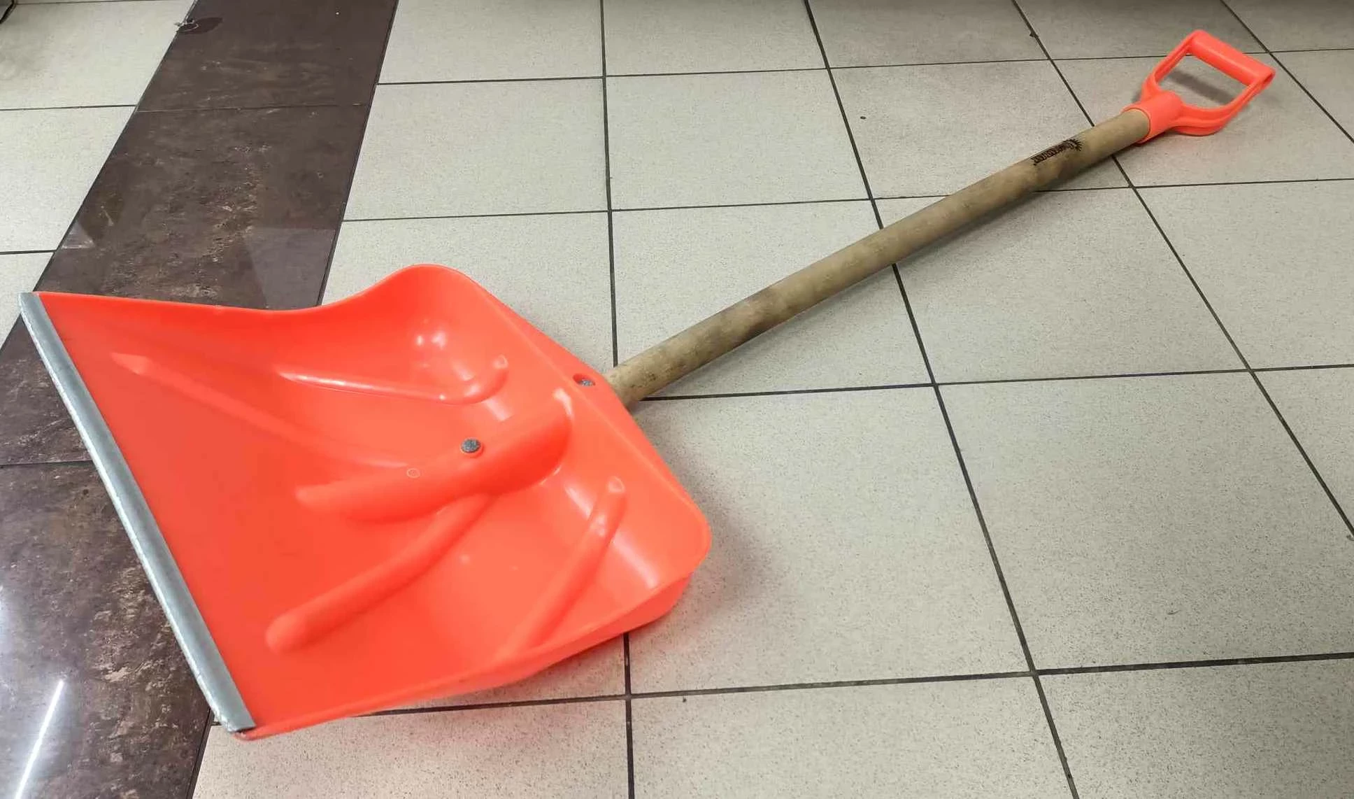 lopata-do-sniegu-kwazar-szeroka-rodzaj-lopata-sniegowa