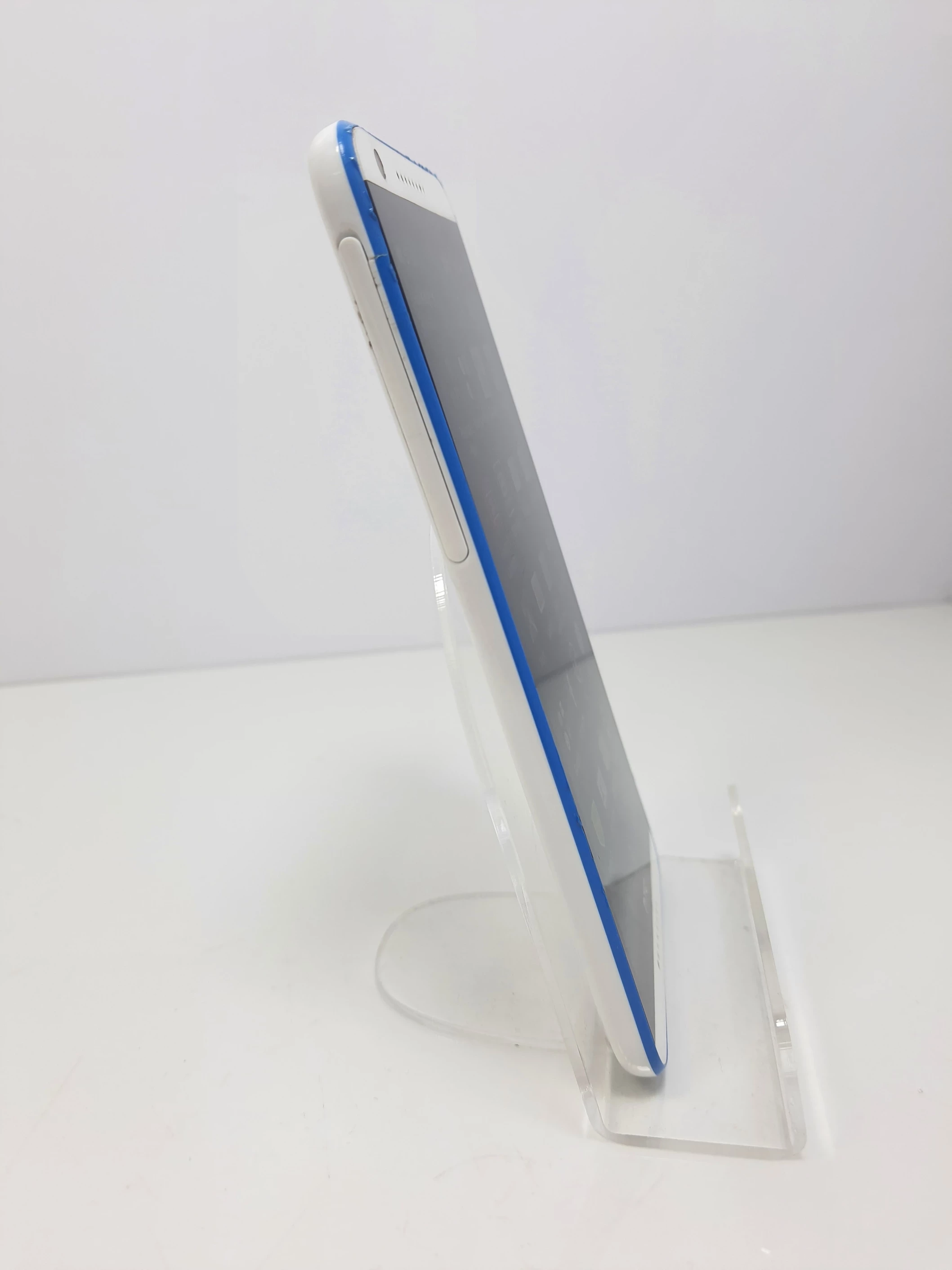 telefon-htc-desire-820-216gb-550-opis-typ-smartfon