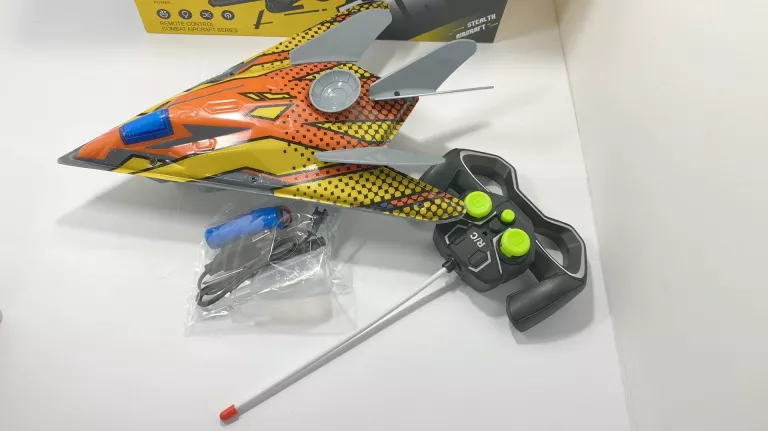 samolot-sterowany-spray-fighterpudelko-material-18136-4