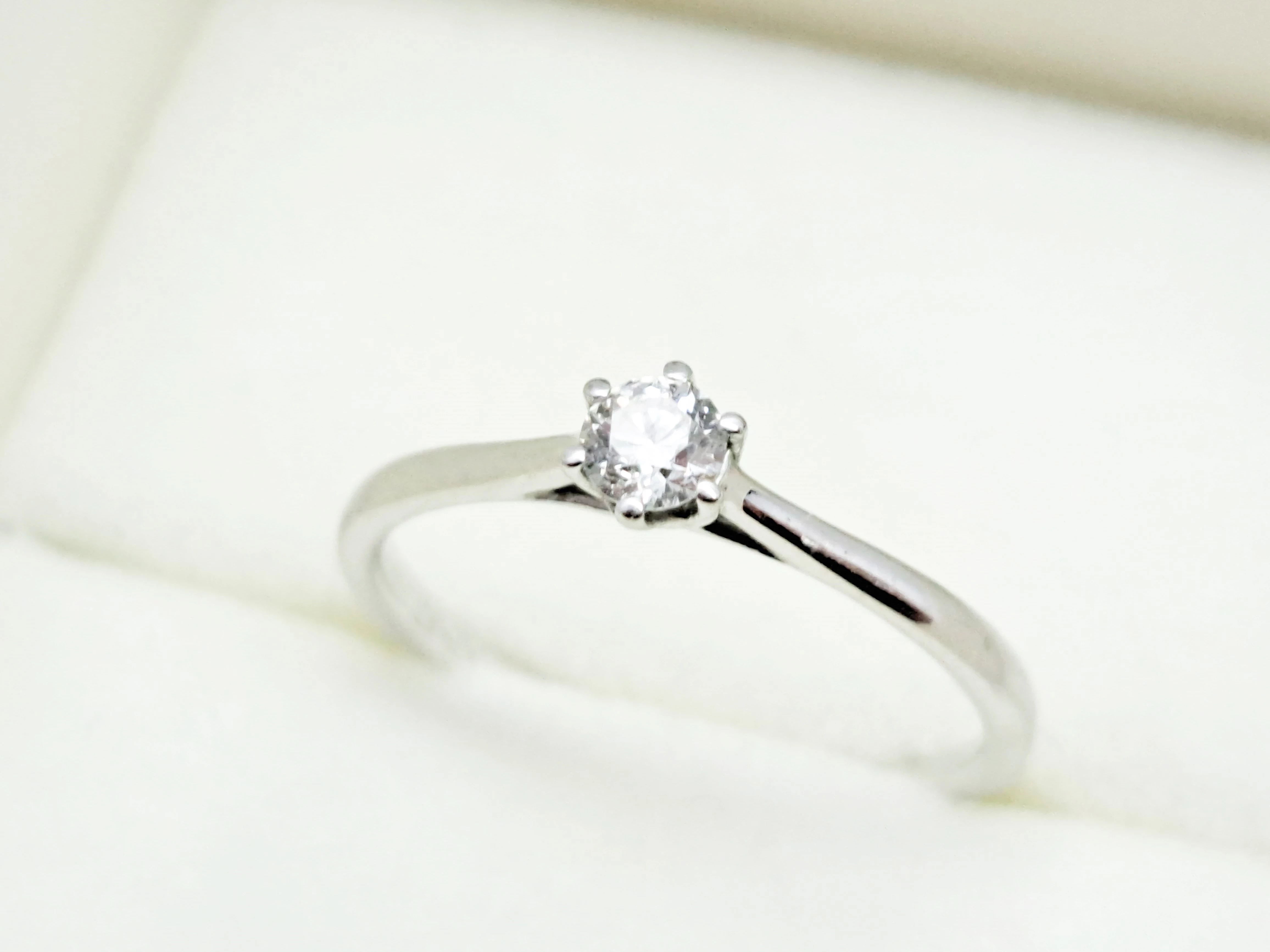 pierscionek-apart-biale-zloto-diament-020ct-141g-585-certyfikat-ean-gtin-5907580300818