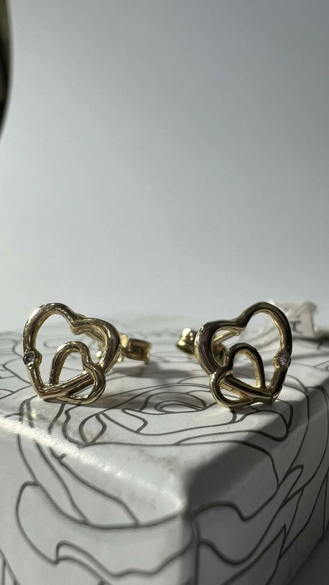 zlote-kolczyki-serduszka-motyw-brak