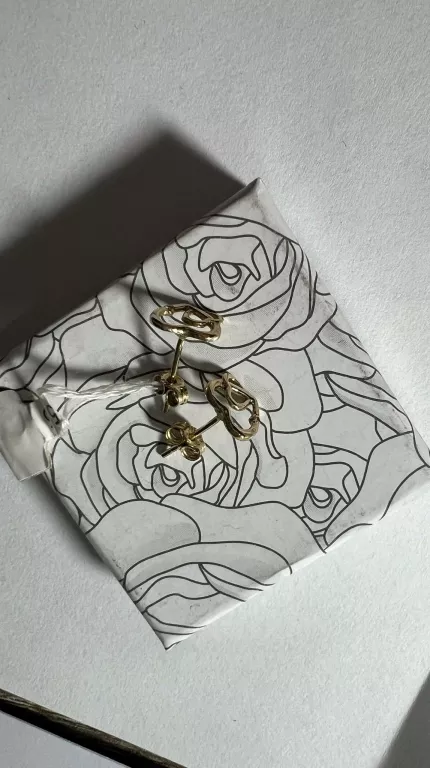 zlote-kolczyki-serduszka-kolor-dominujacy-zloty