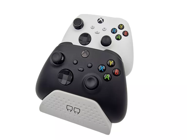 KONSOLA MICROSOFT XBOX SERIES X 1 TB + 2 PADY + FIFA 23 / FORZA HORIZON 5