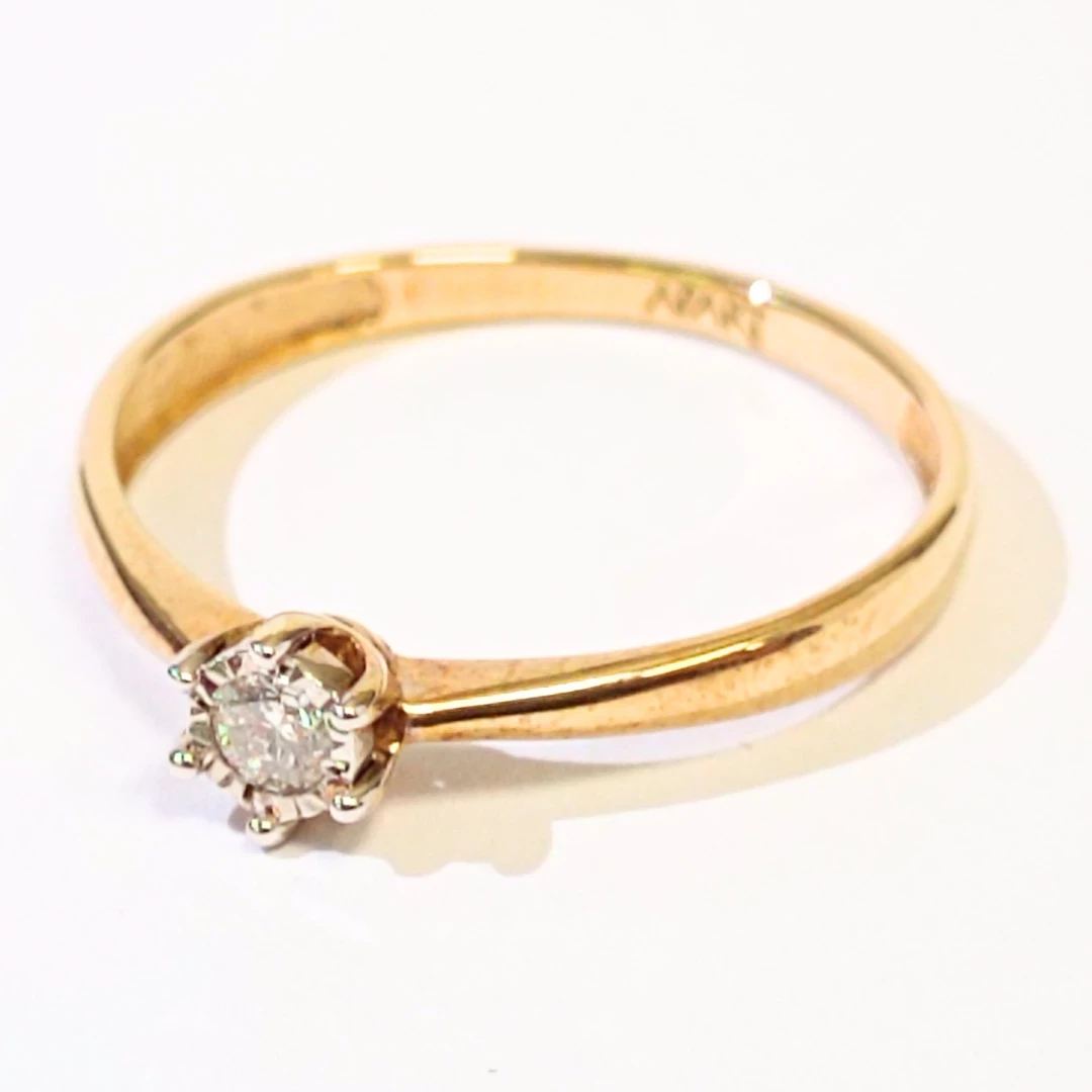 zloty-pierscionek-apart-z-brylantem-certyfikat-plac-daszynskiego-5-czestochowa-sj