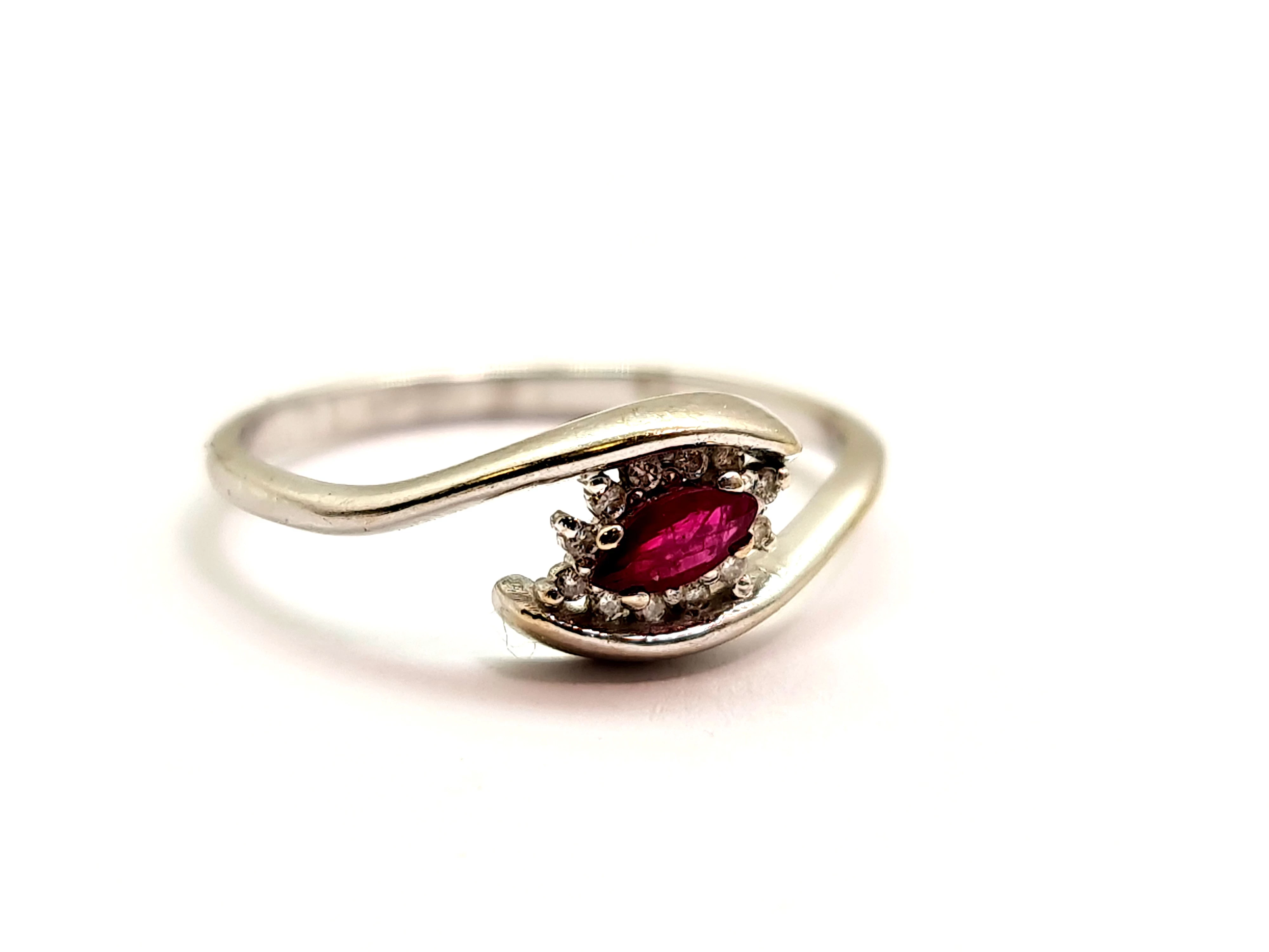 zloty-pierscionek-z-rubinem-i-12-brylantami-585-rodzaj-wyrob-jubilerski