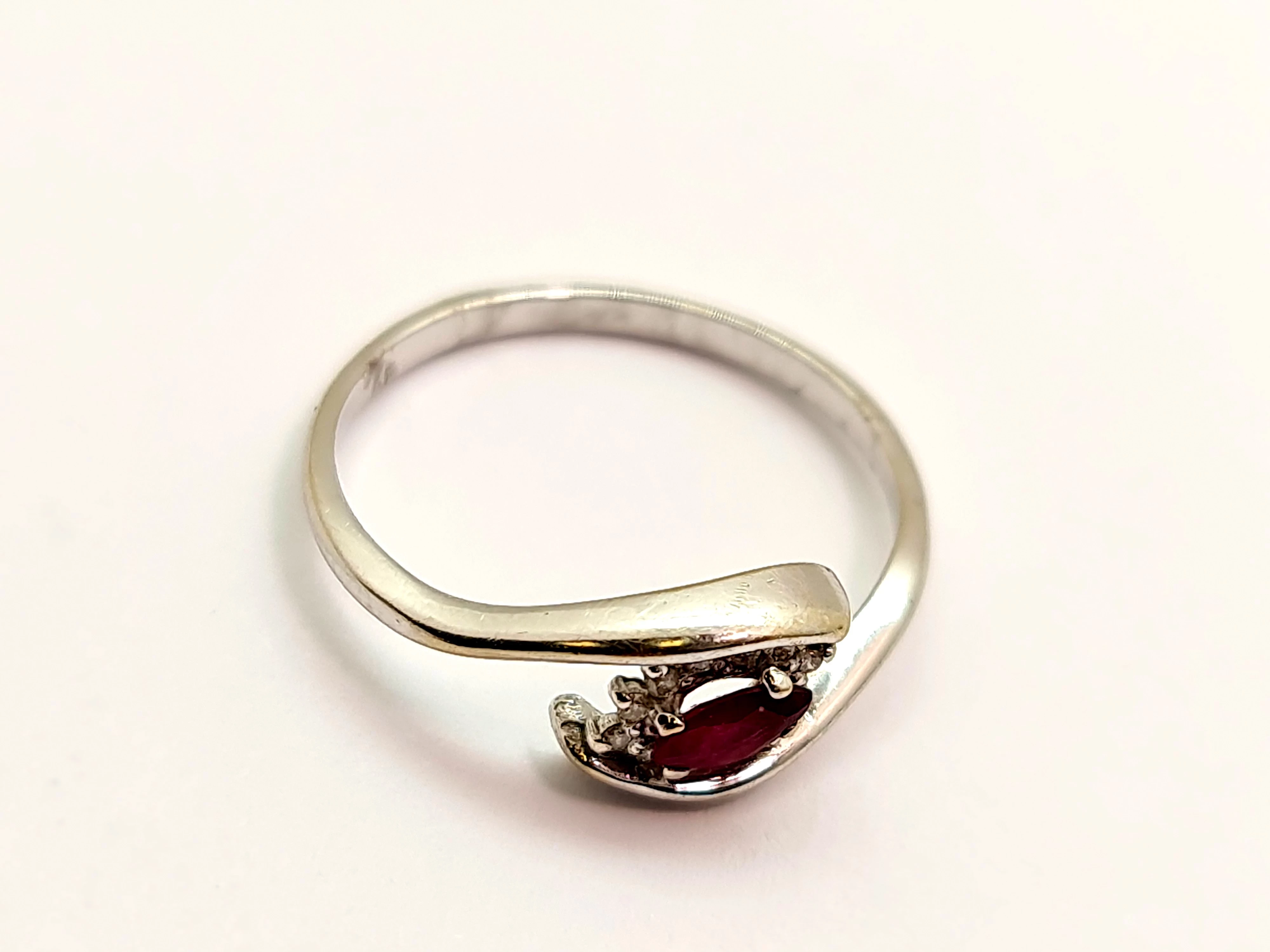 zloty-pierscionek-z-rubinem-i-12-brylantami-585-marka-inna-marka