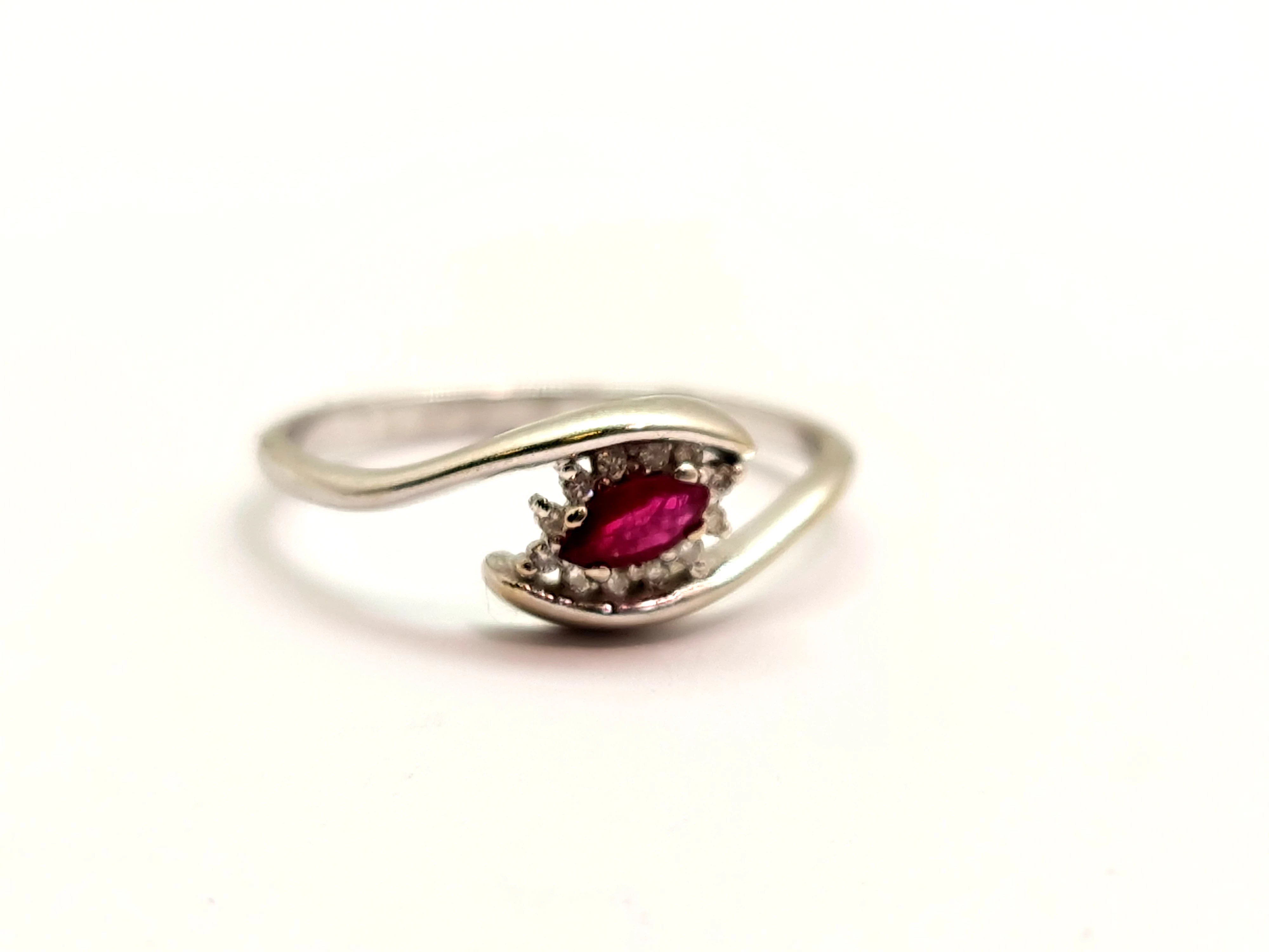 zloty-pierscionek-z-rubinem-i-12-brylantami-585-kamien-brylant