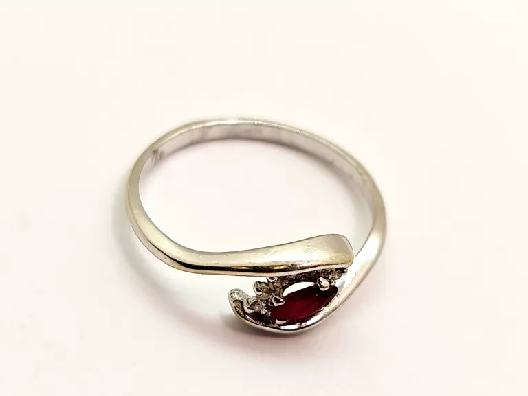 zloty-pierscionek-z-rubinem-i-12-brylantami-585-marka-inna-marka