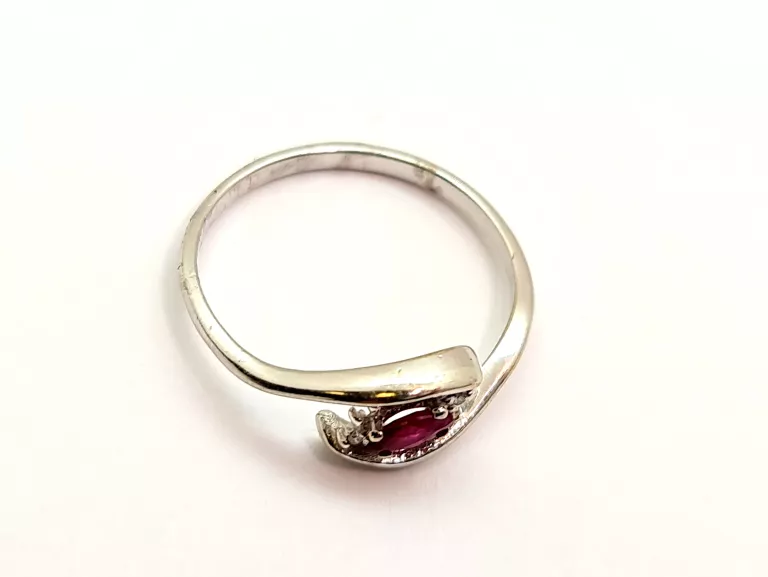 zloty-pierscionek-z-rubinem-i-12-brylantami-585-material-zloto-biale