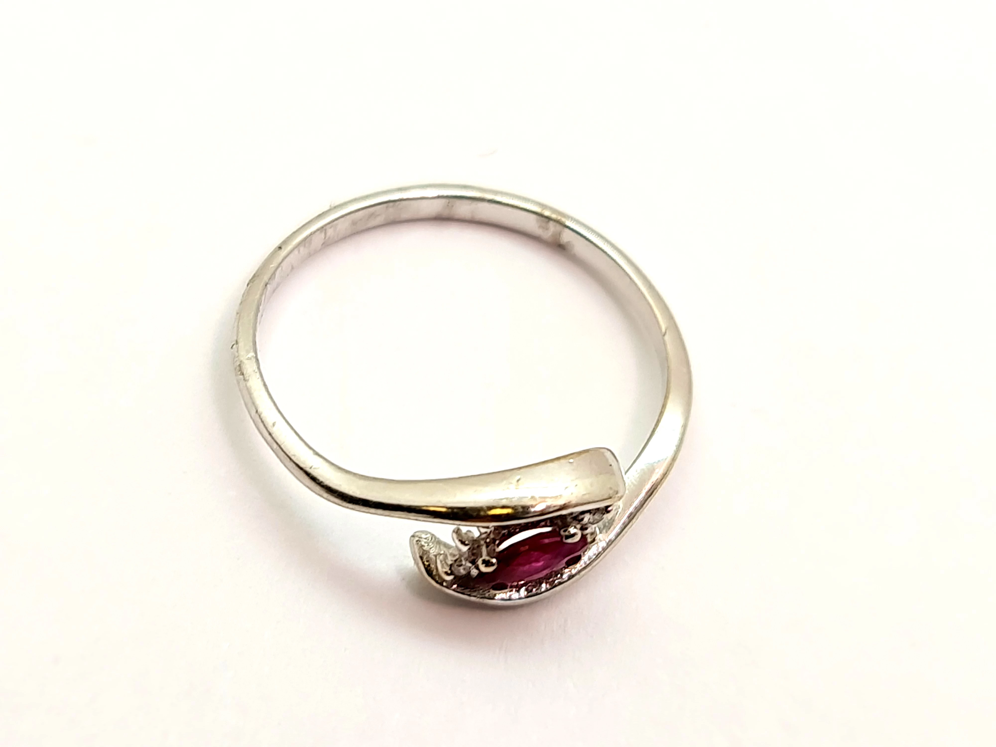 zloty-pierscionek-z-rubinem-i-12-brylantami-585-material-zloto-biale